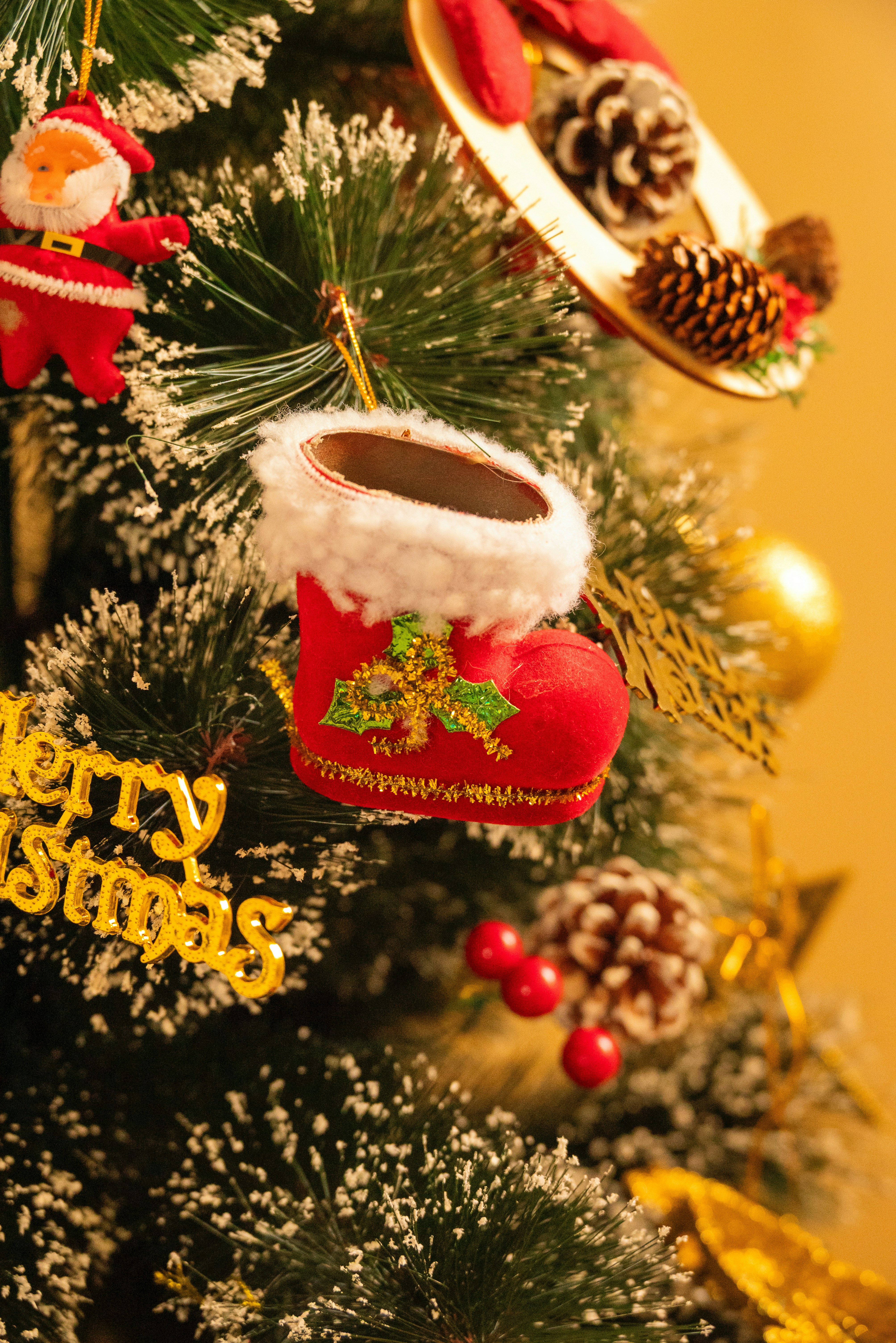 Close de uma árvore de Natal decorada com enfeites.