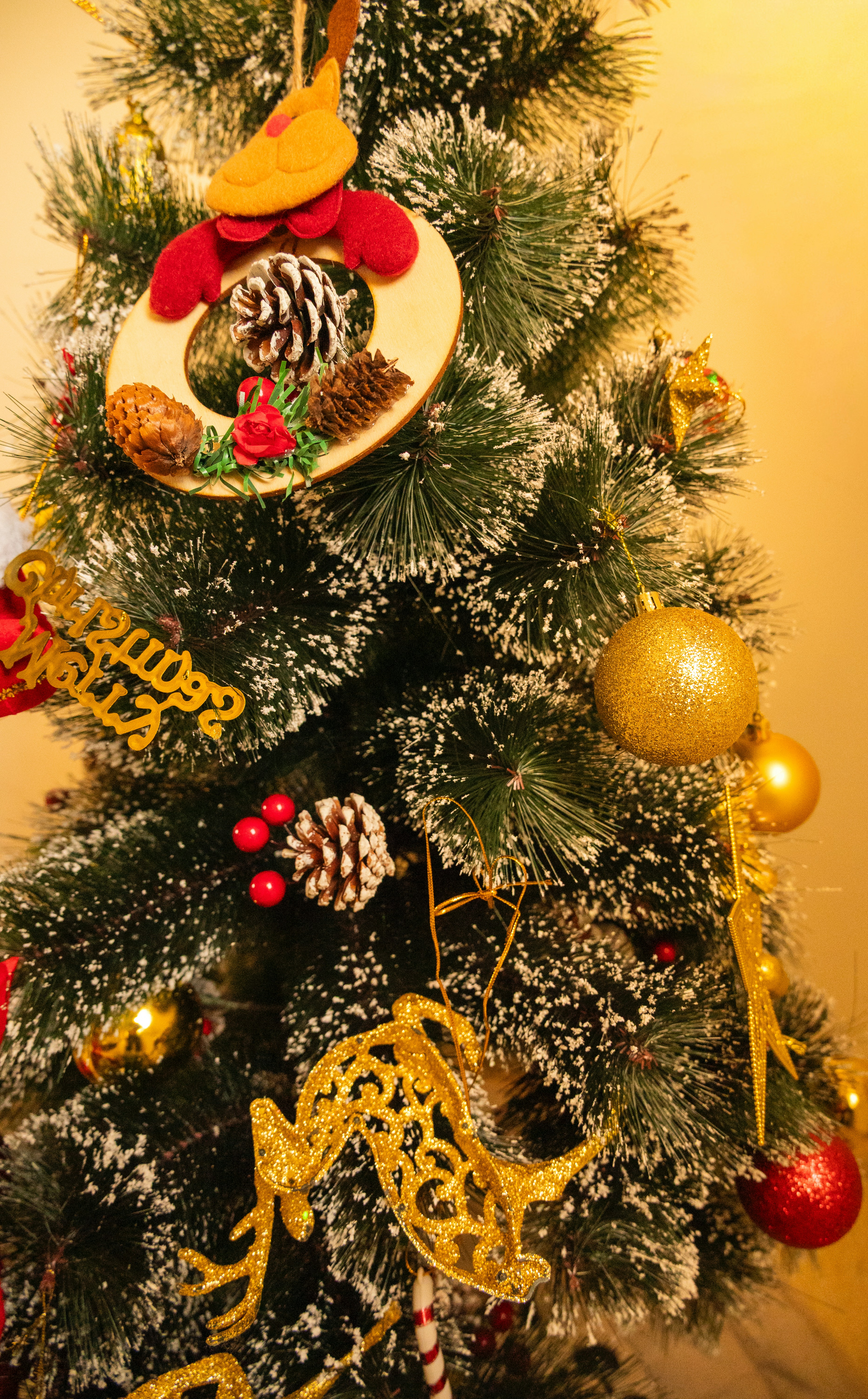 Árvore de Natal decorada com enfeites e enfeites