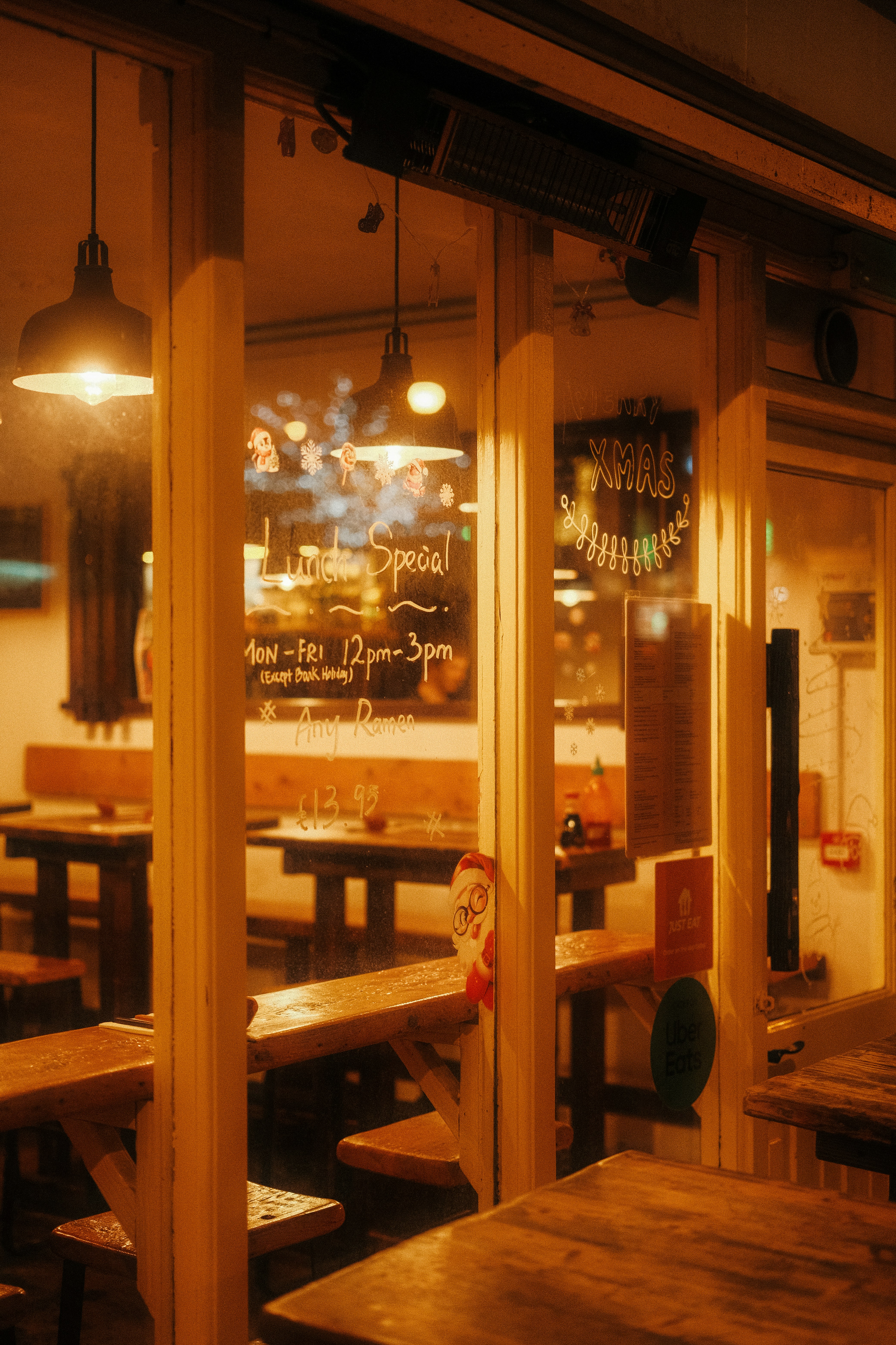 Cozy late night mood, ilustrasi artikel Craveable Late-Night Snacks: Impress Your Guests 5