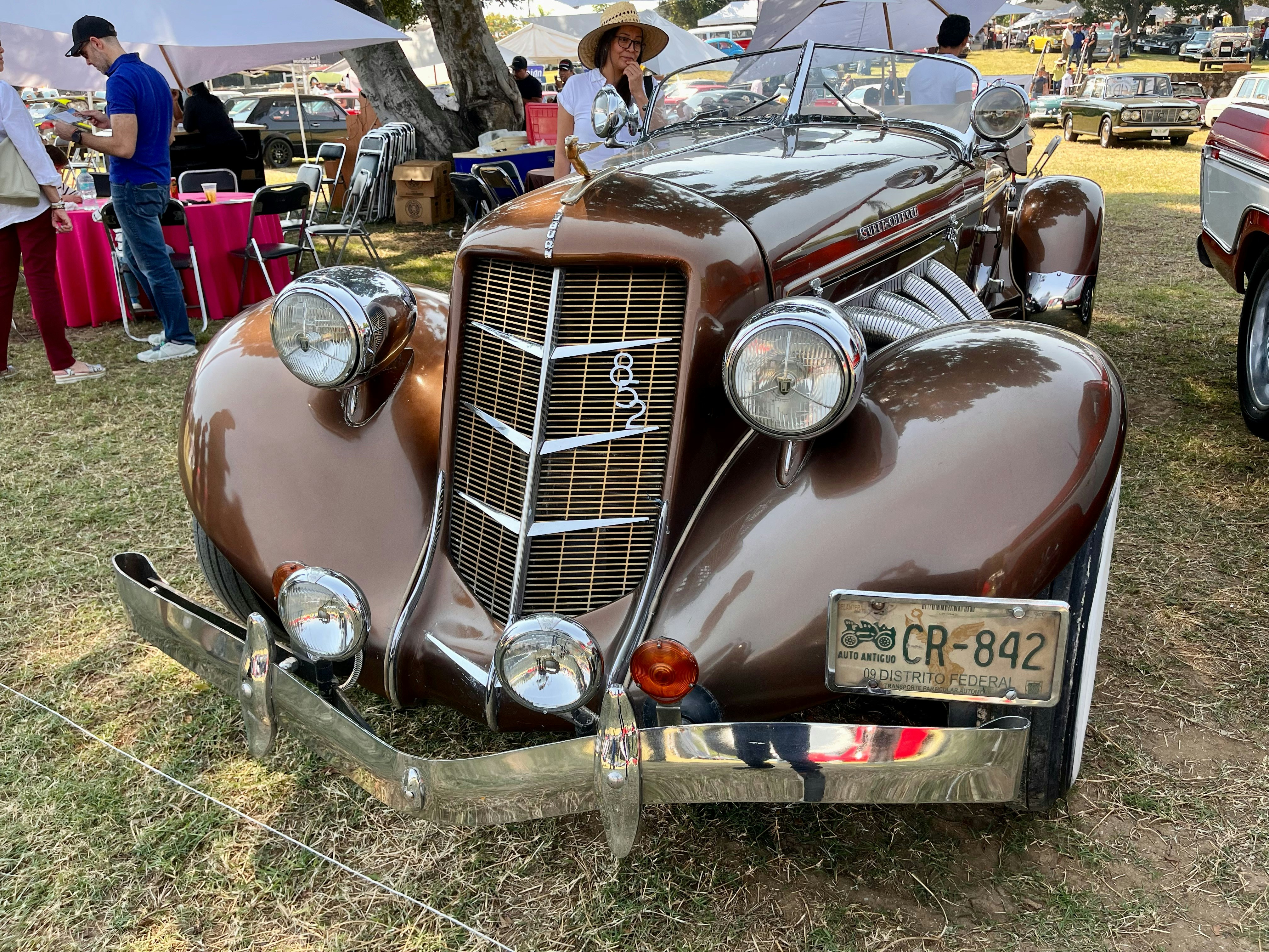 Auto vintage castanne marrone con dettagli cromati.