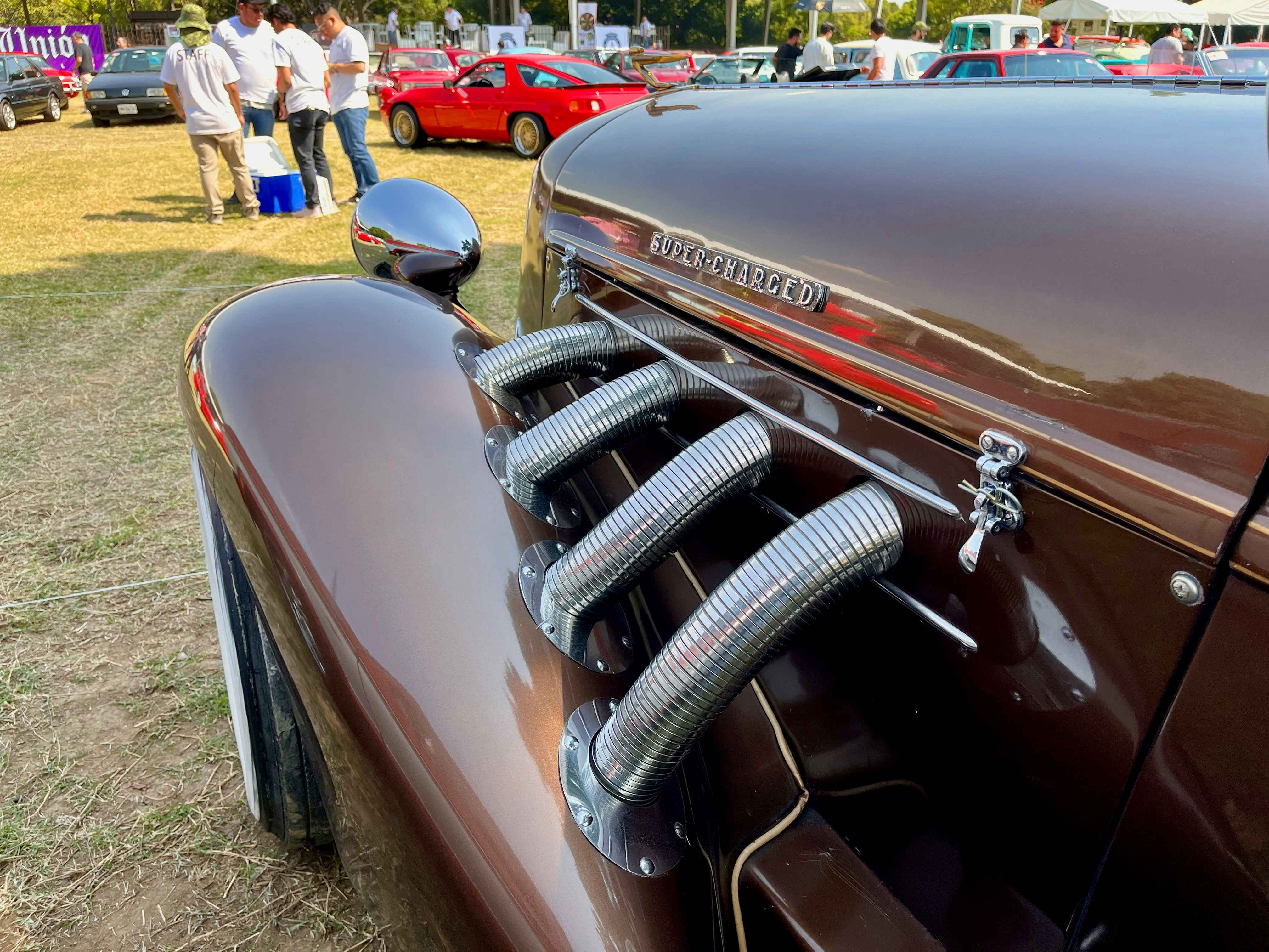 Auto vintage marrone con tubi di scarico cromati
