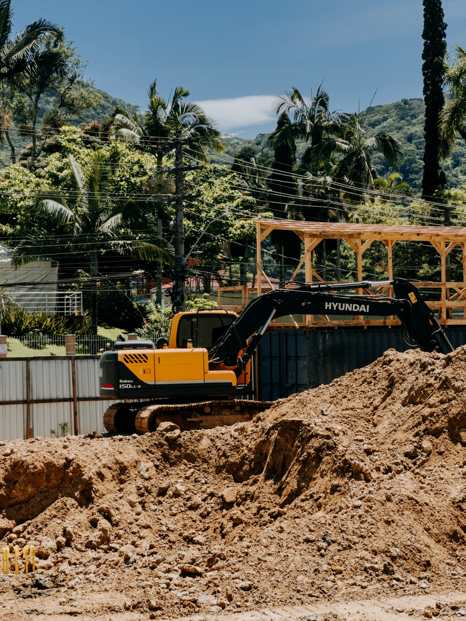 Excavadora amarilla operando en obra civil