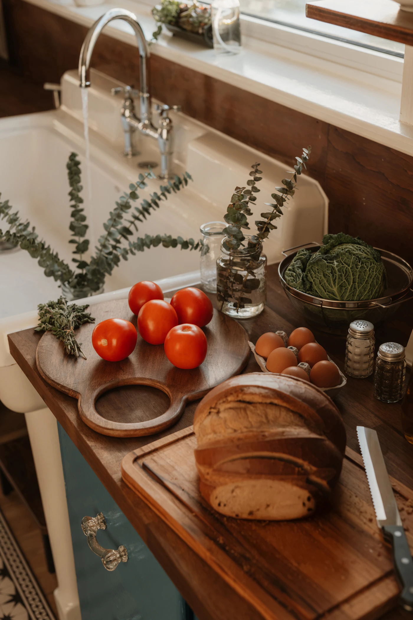 Ingredientes frescos preparados sobre una superficie de cocina
