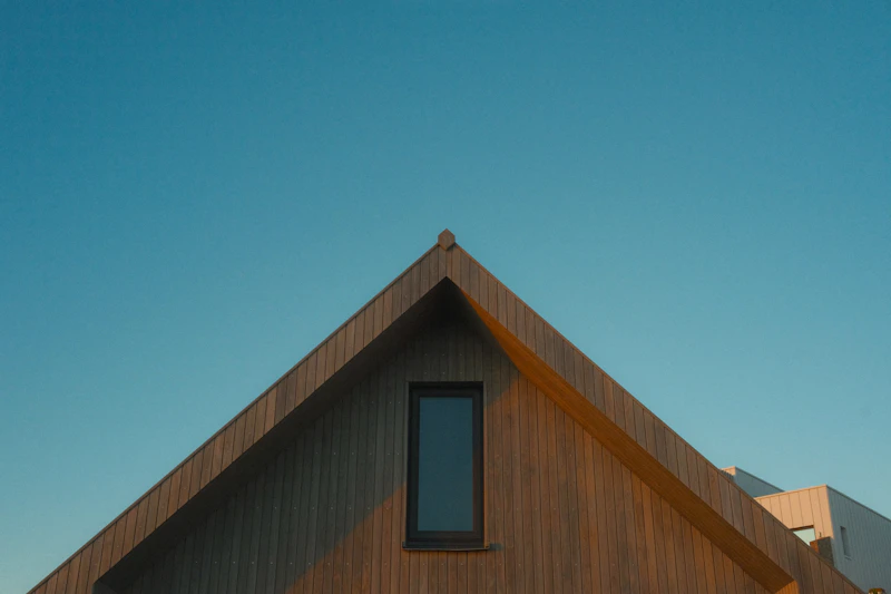 Gavl på moderne trehus mot klar himmel
