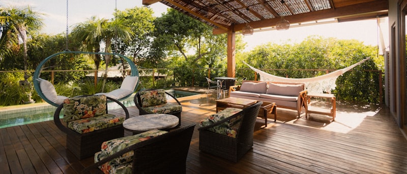 Screened lanai and deck with outdoor seating