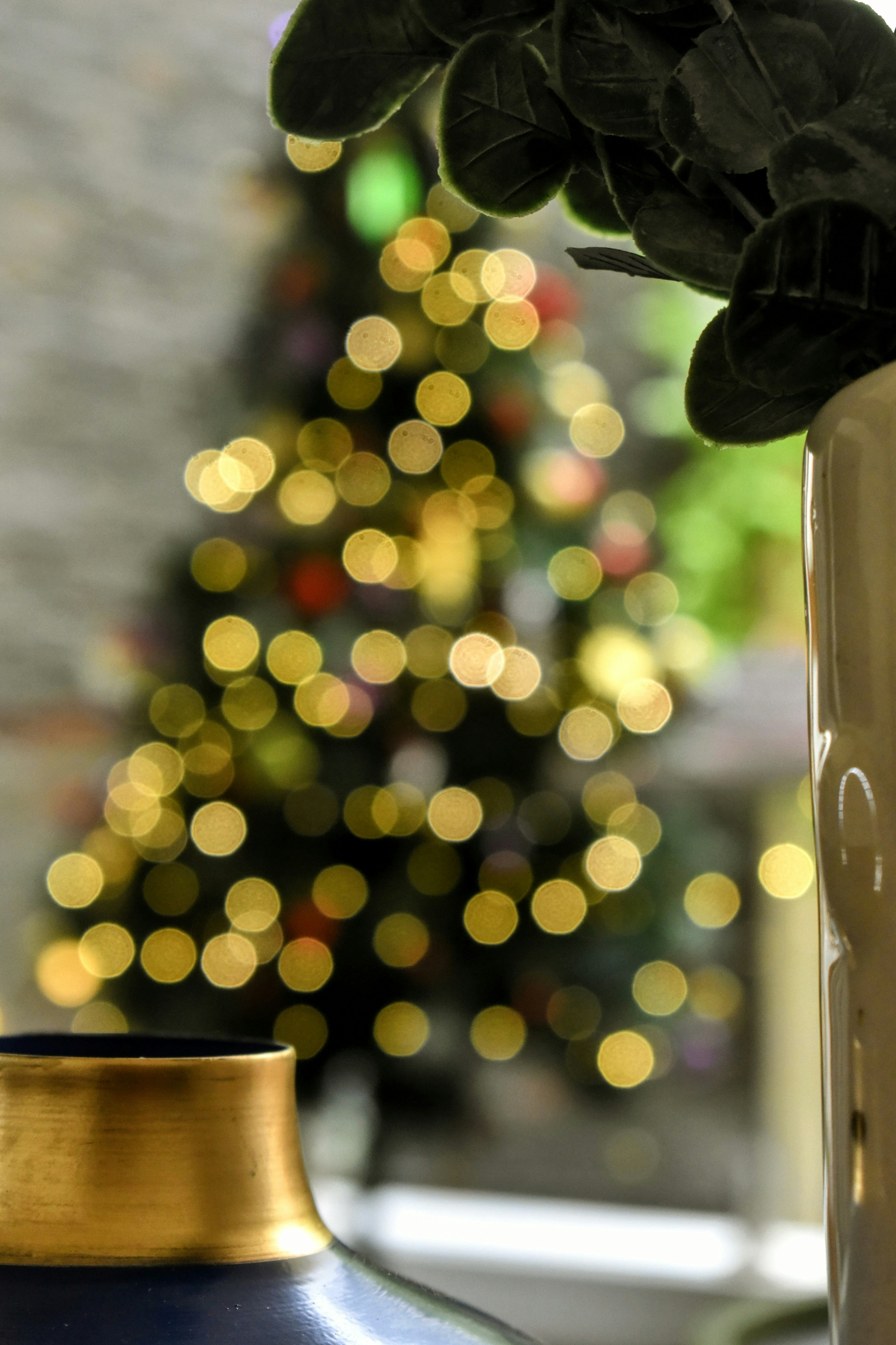 Pohon natal kabur dengan lampu bokeh yang meriah.