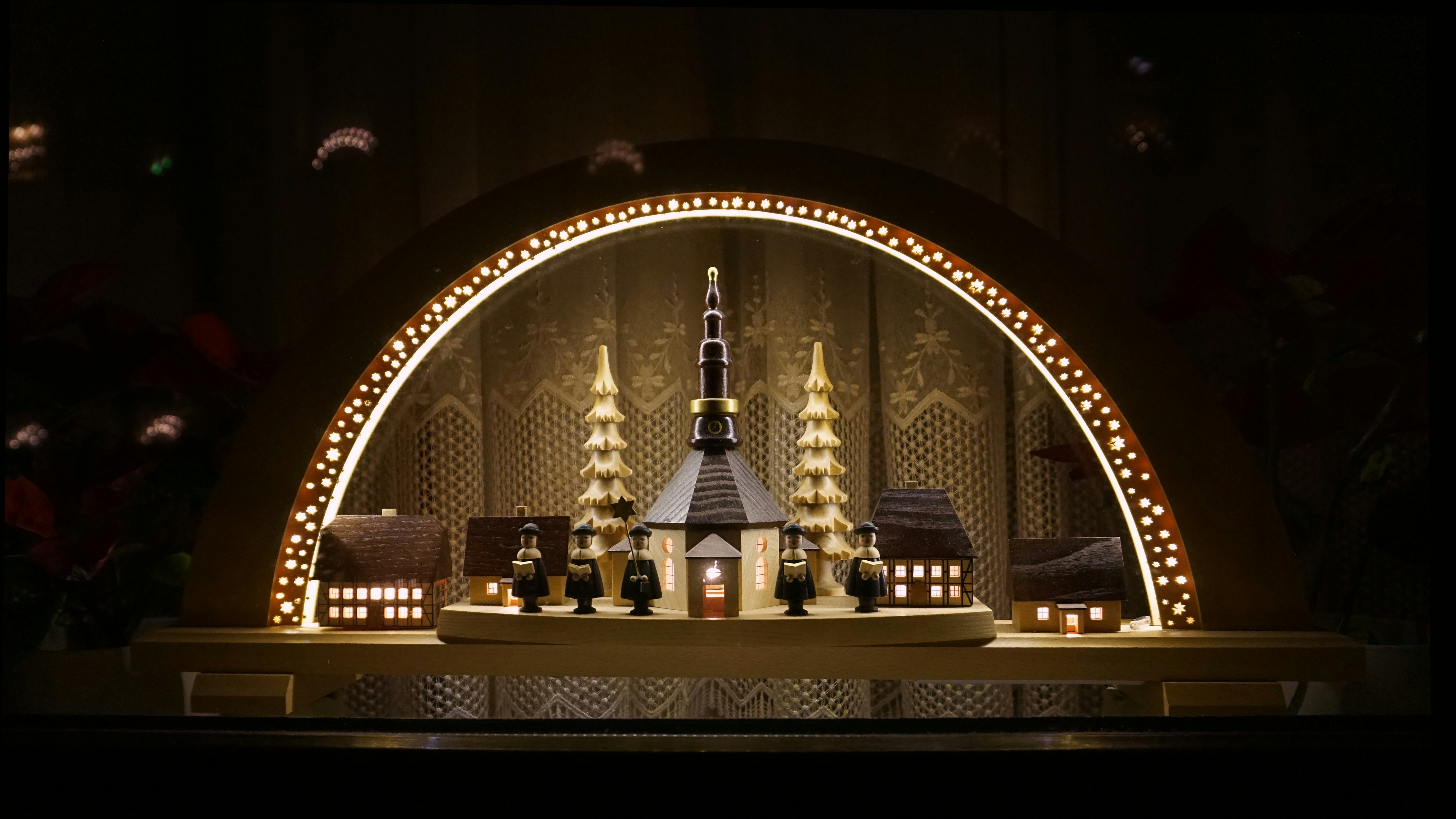 불이 켜진 건물과 장식된 건물들이 있는 크리스마스 마을 풍경.