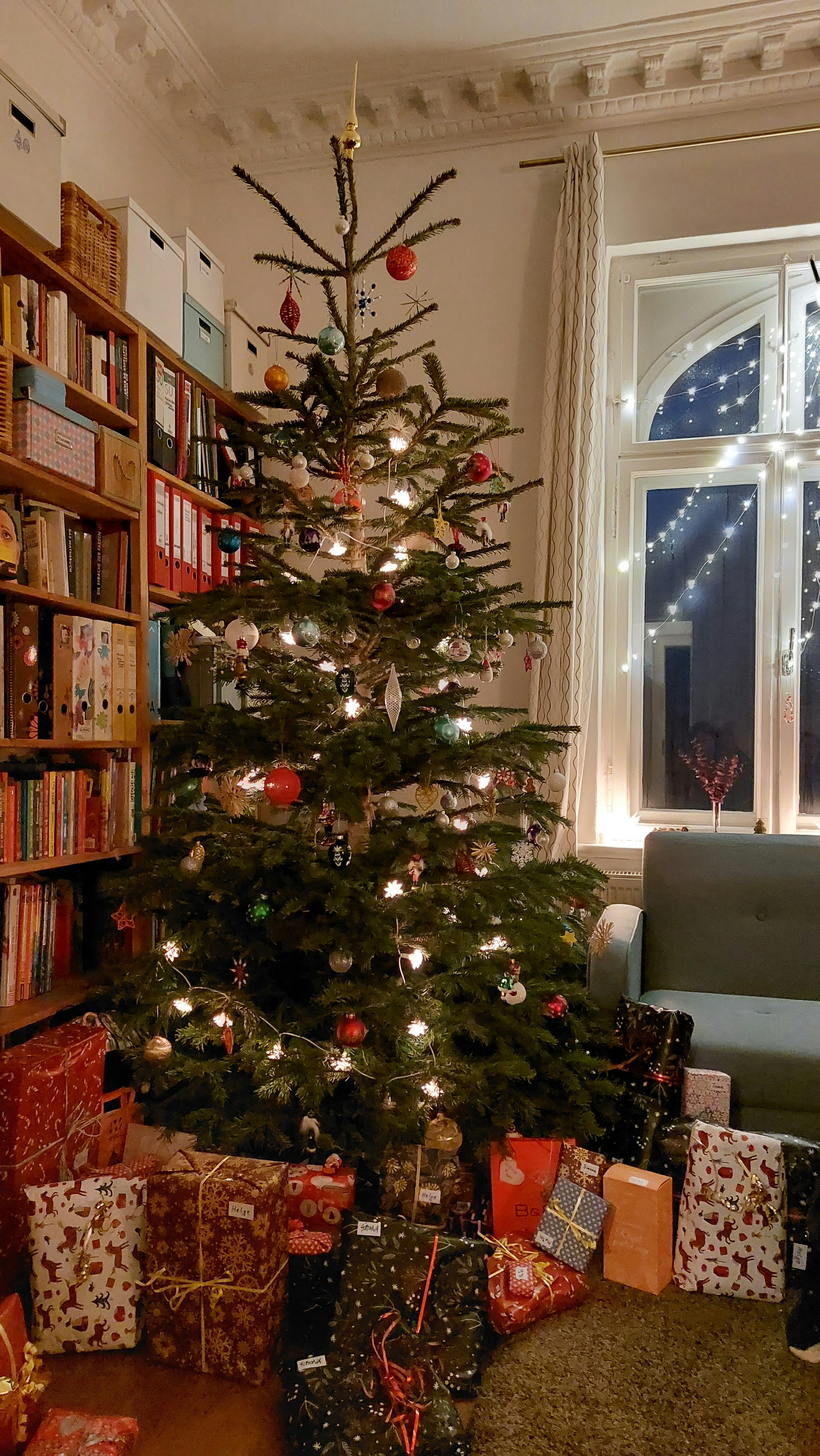 Decorated christmas tree with presents underneath.