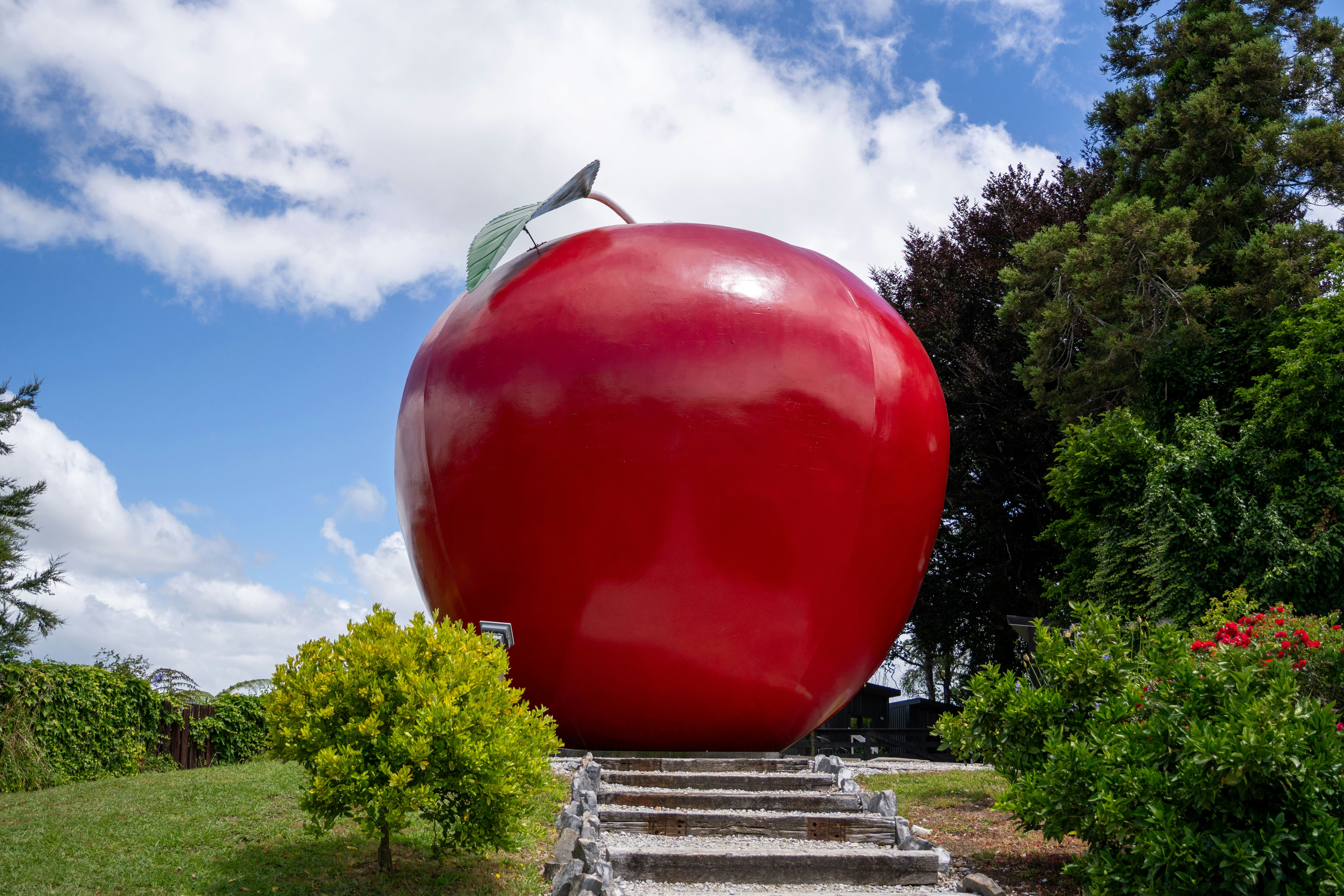 Bugün öğrendim ki: Newton'ın elmanın kafasına...