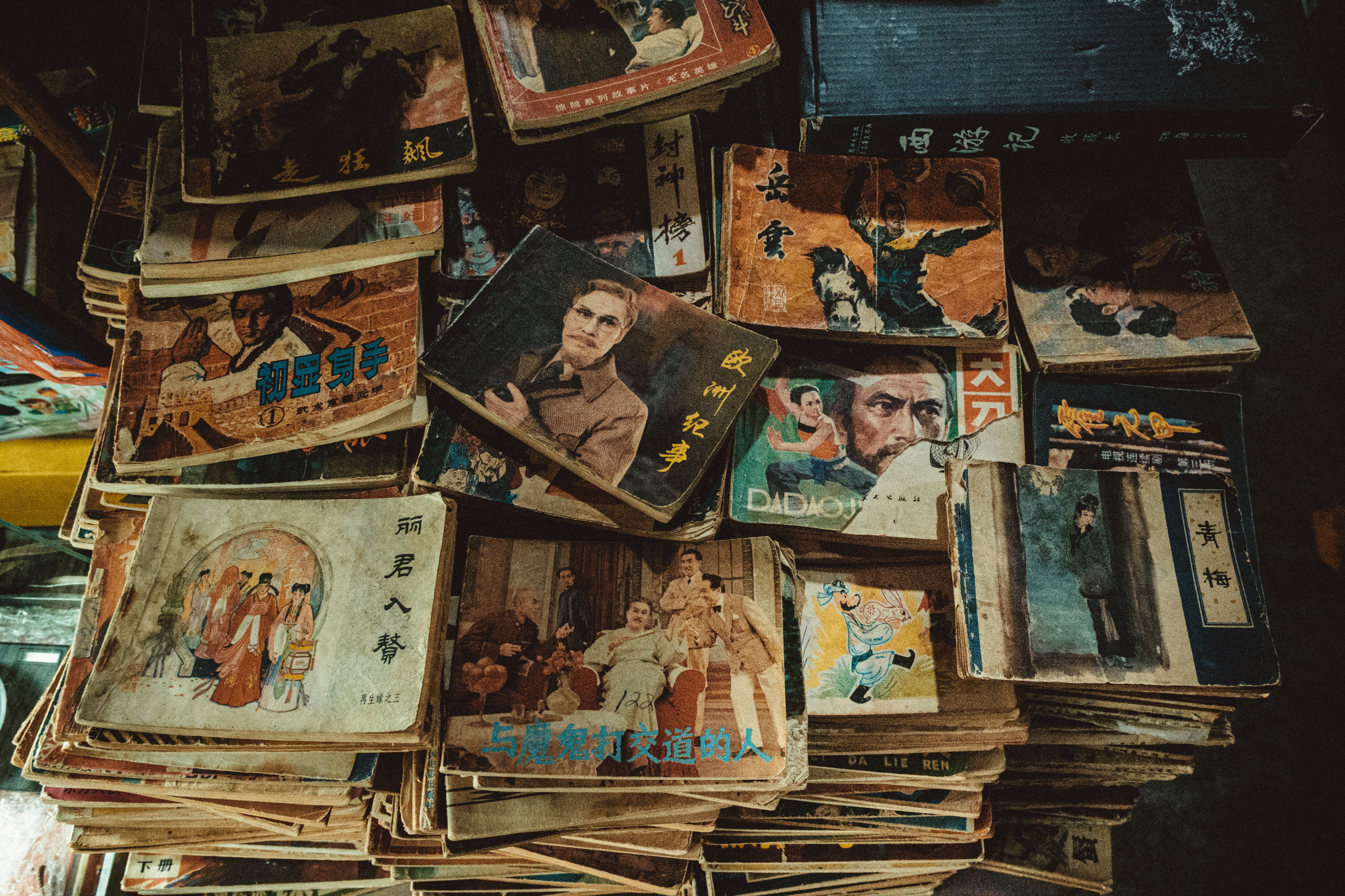 A pile of old vintage books and magazines
