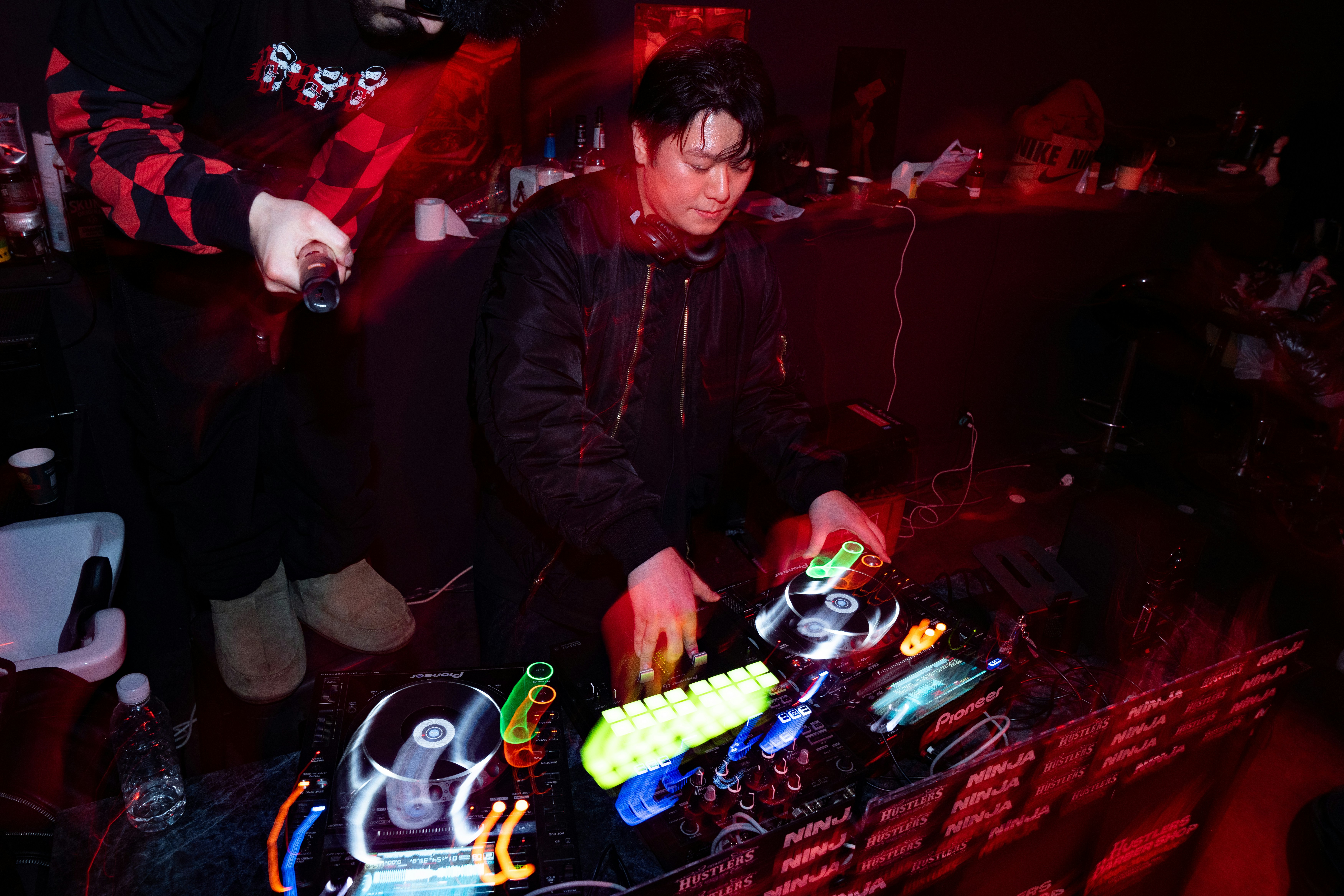 Image de Top 7 DJs ambient-down-tempo pour une ambiance lounge à Lyon