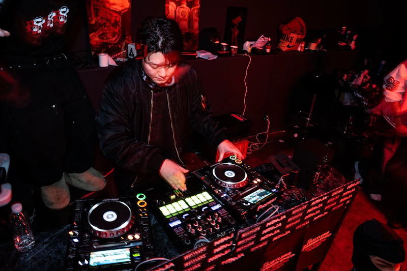 DJs