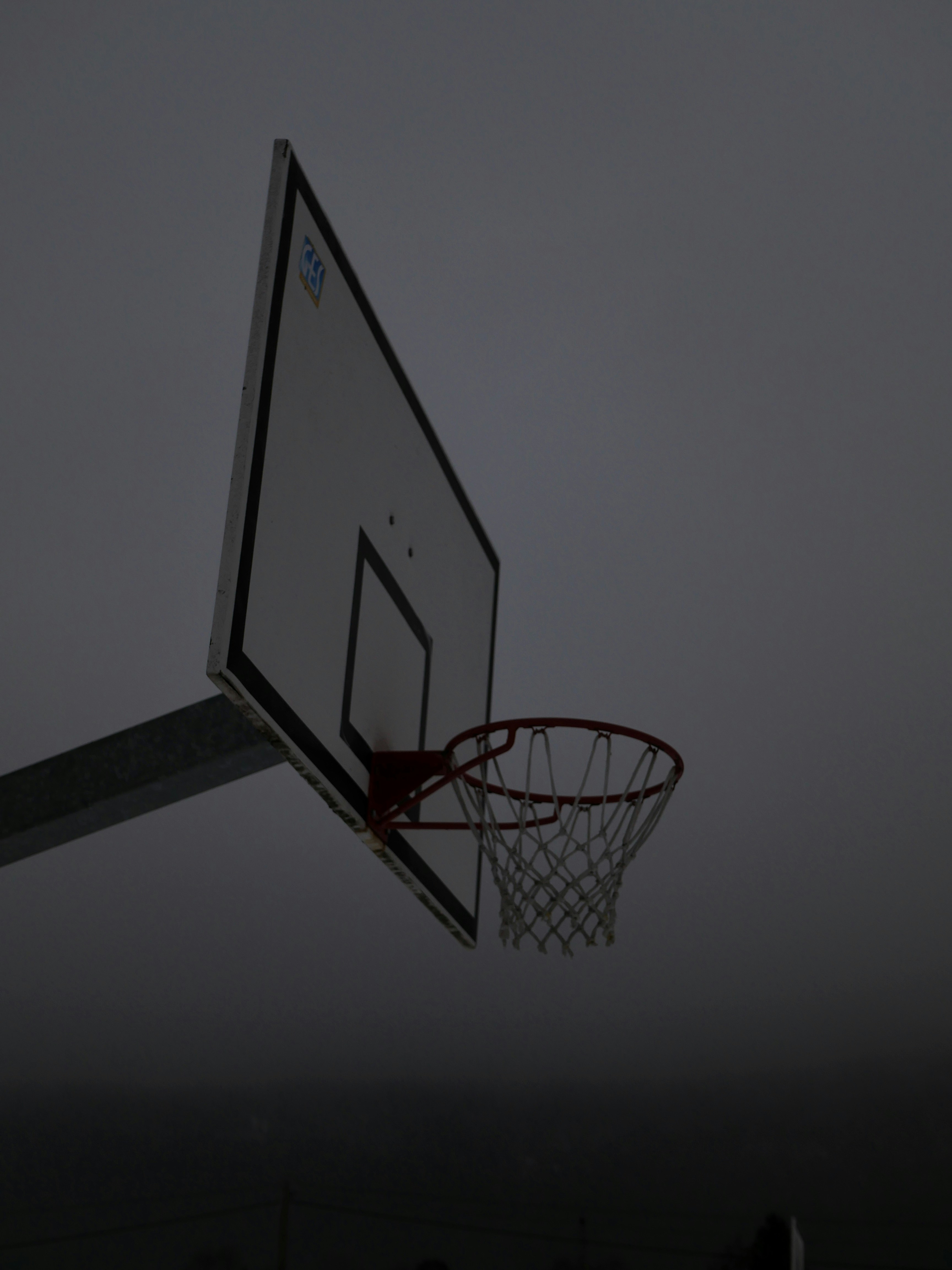 Ein Basketballkorb gegen einen dunklen Himmel