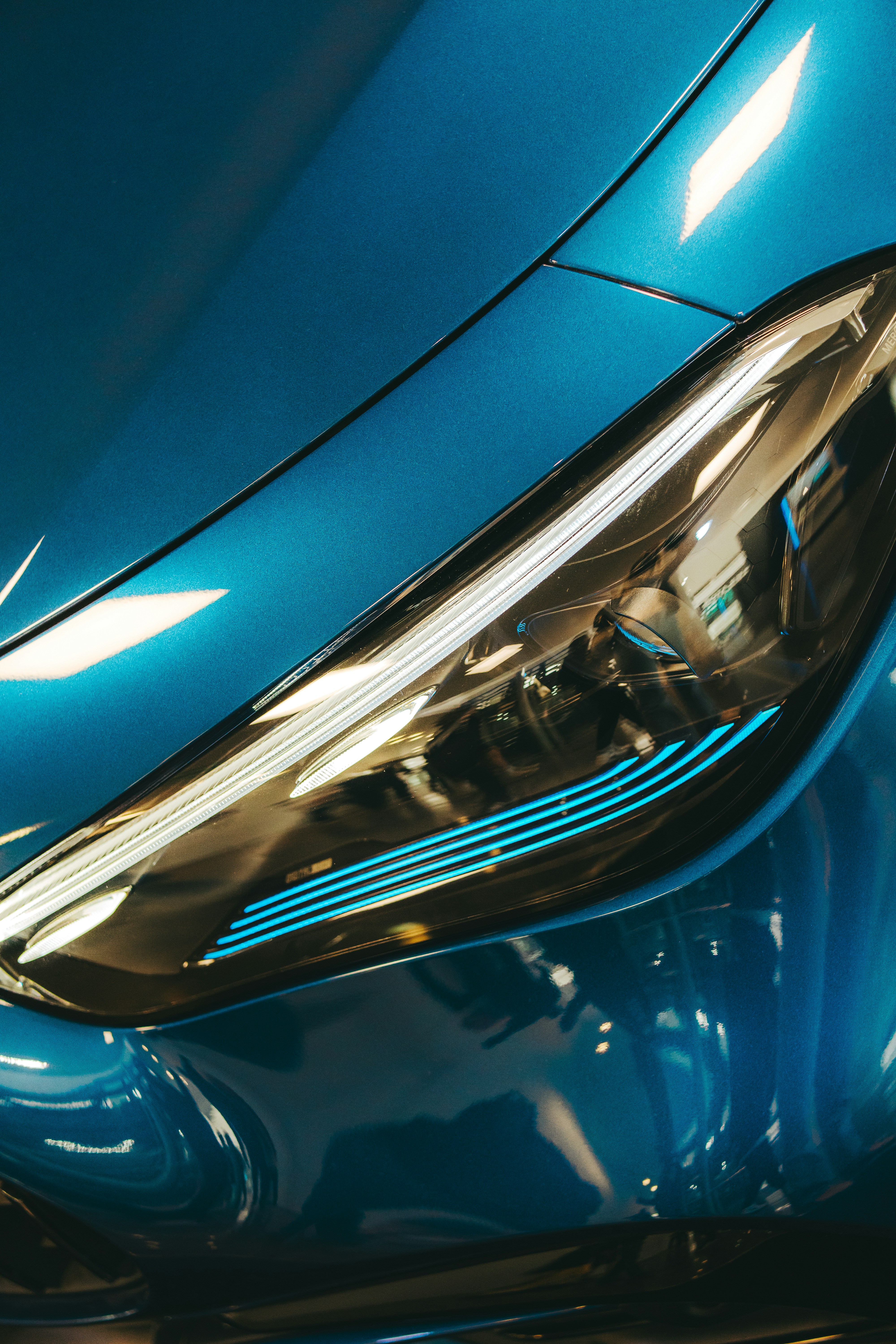 Nahaufnahme eines eleganten blauen Autoscheinwerfers