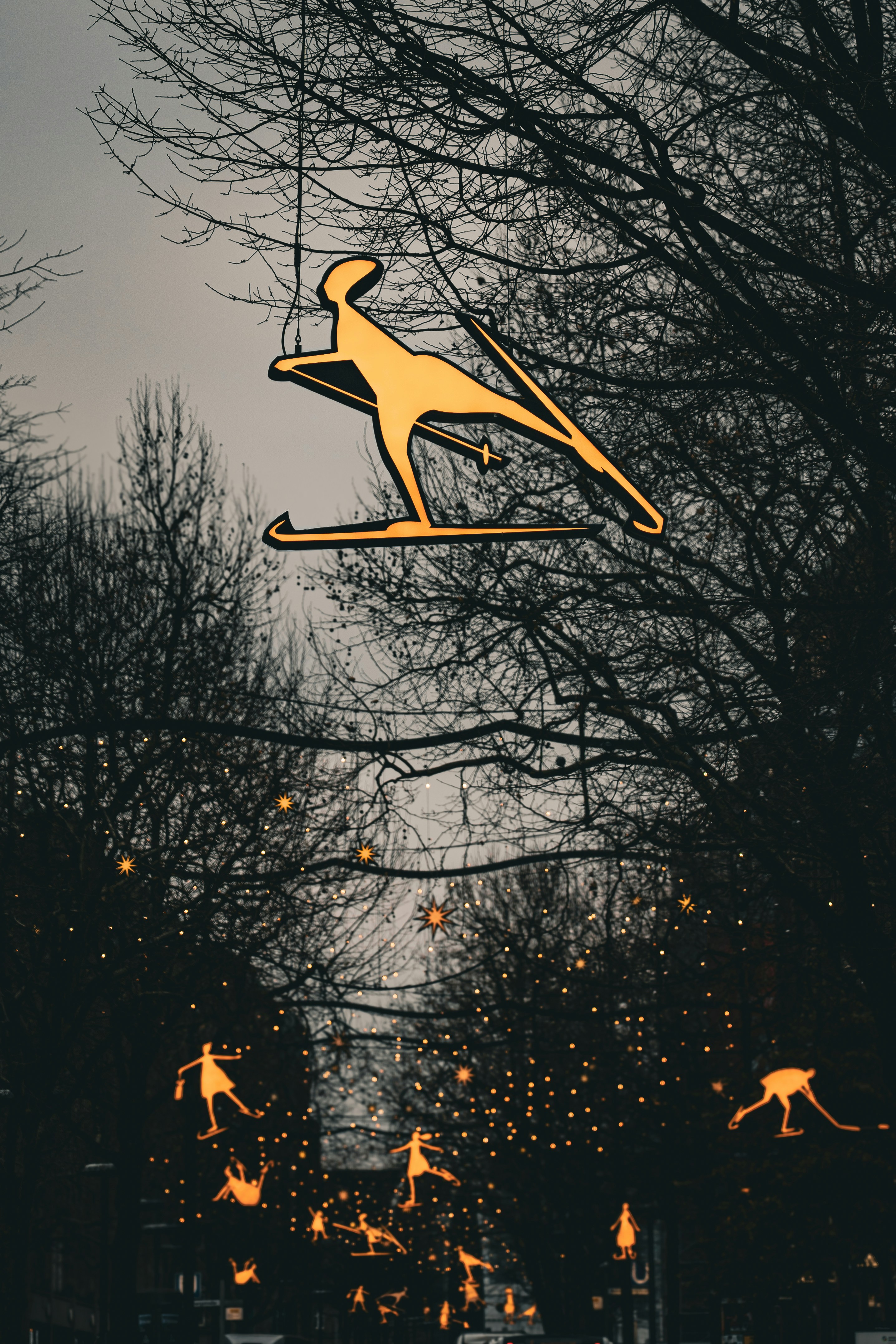 스키 실루엣 장식들이 맨 나무에 걸려 있습니다.