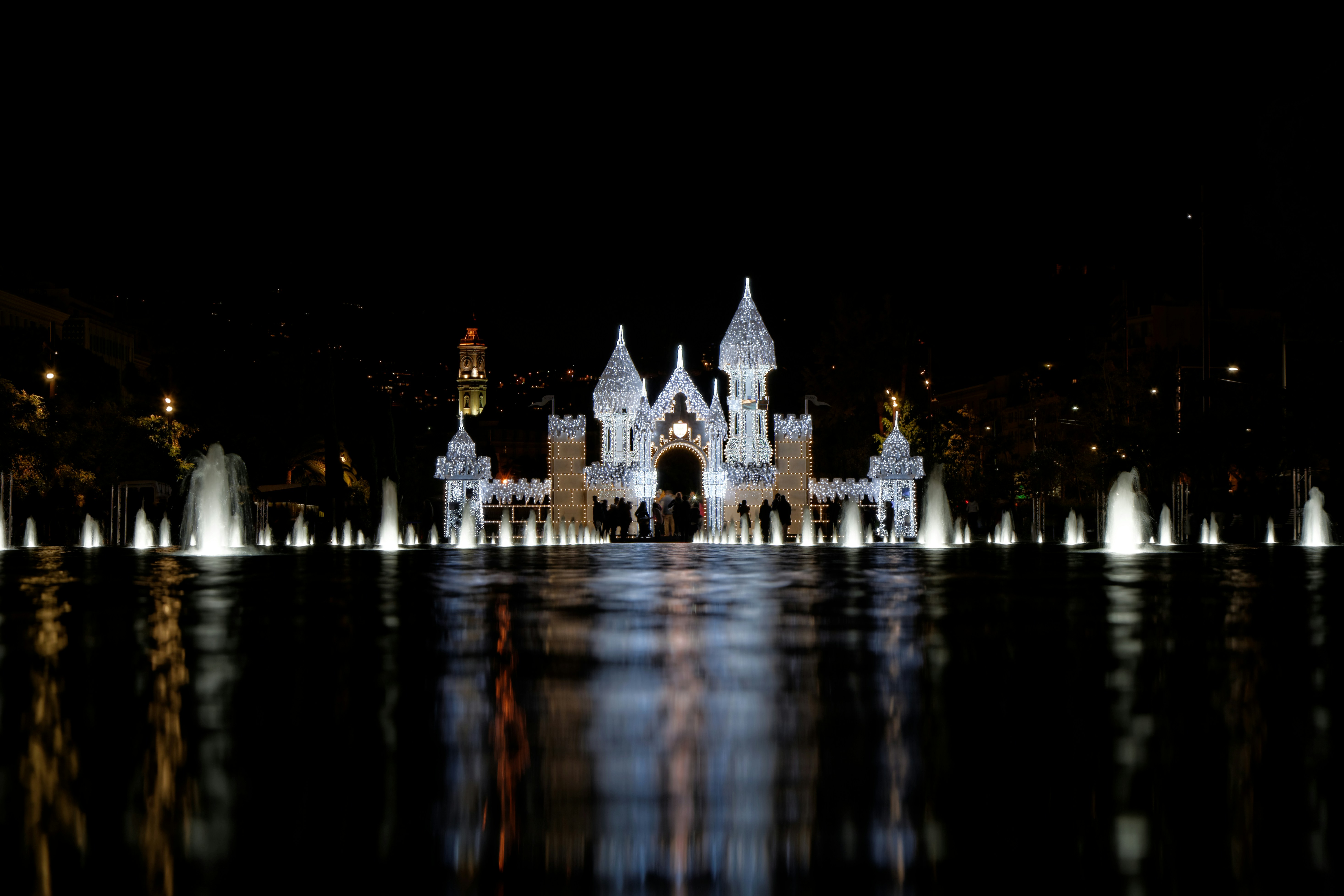 밤에 물의 반사로 밝혀진 성