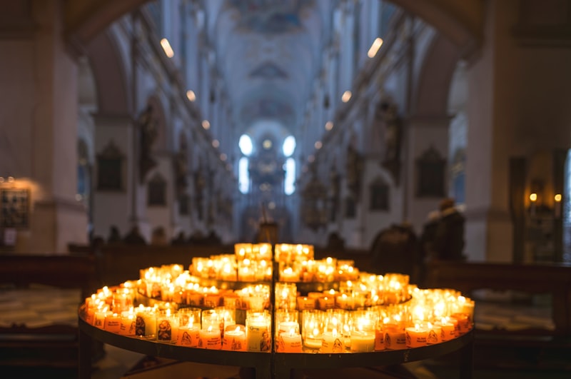 Velas encendidas en un espacio interior tranquilo