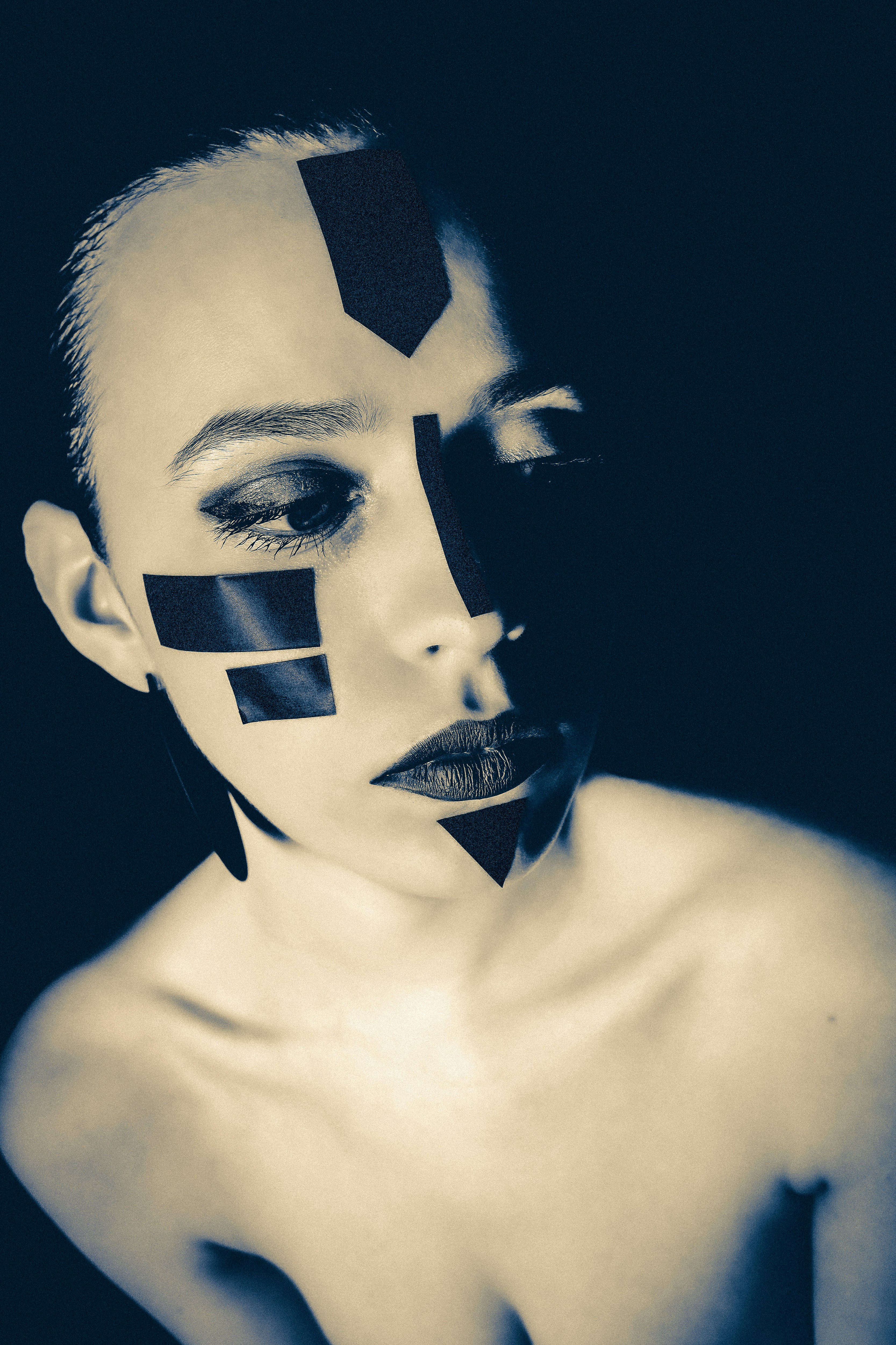 Mulher com fita geométrica no rosto