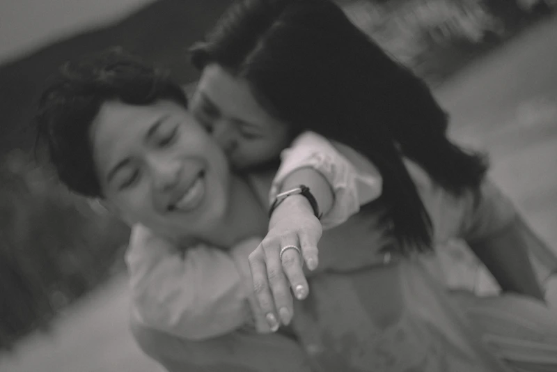 romantik på stranden under en gyllene solnedgång