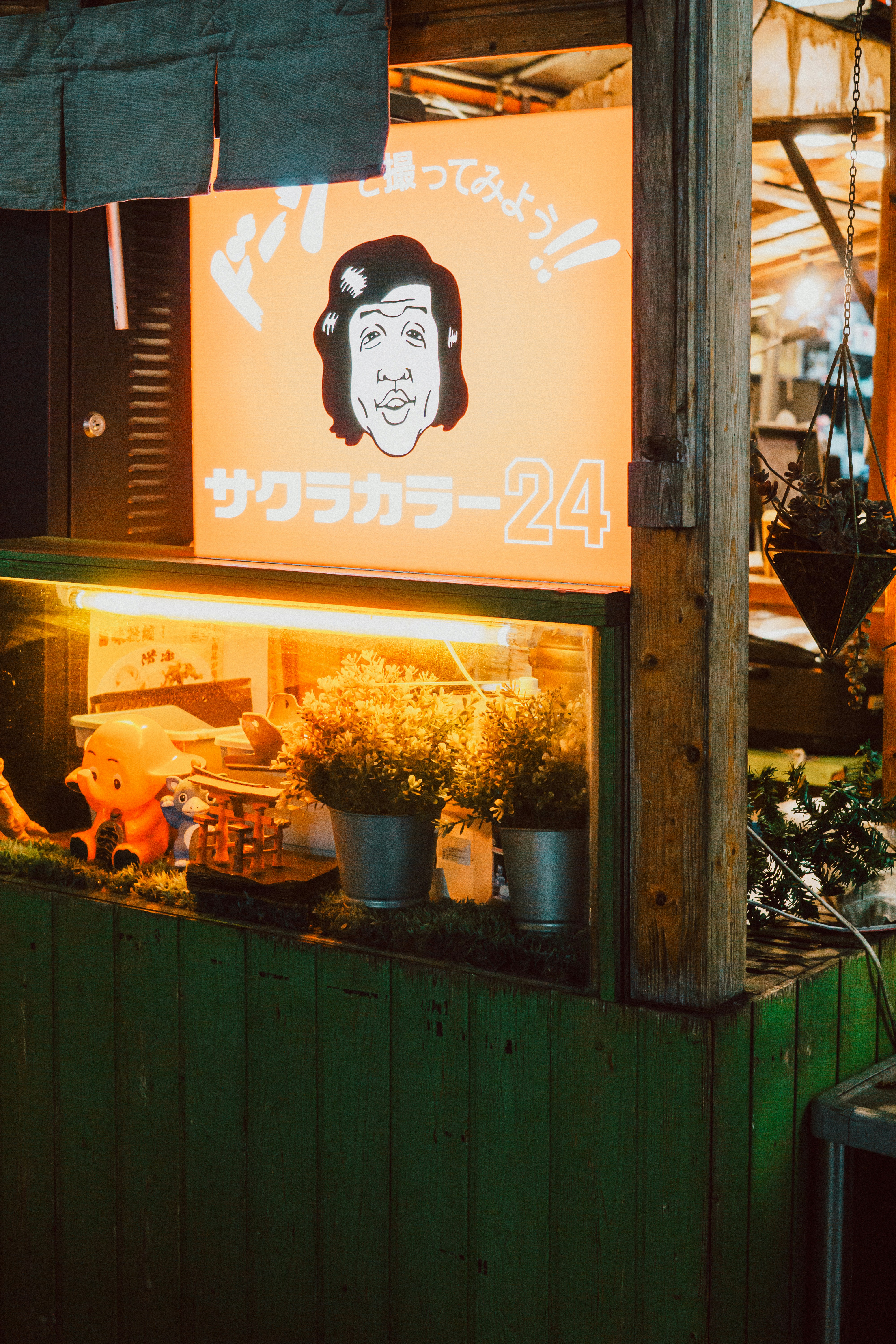 Vitrine japonesa com letreiro e exposição brilhantes