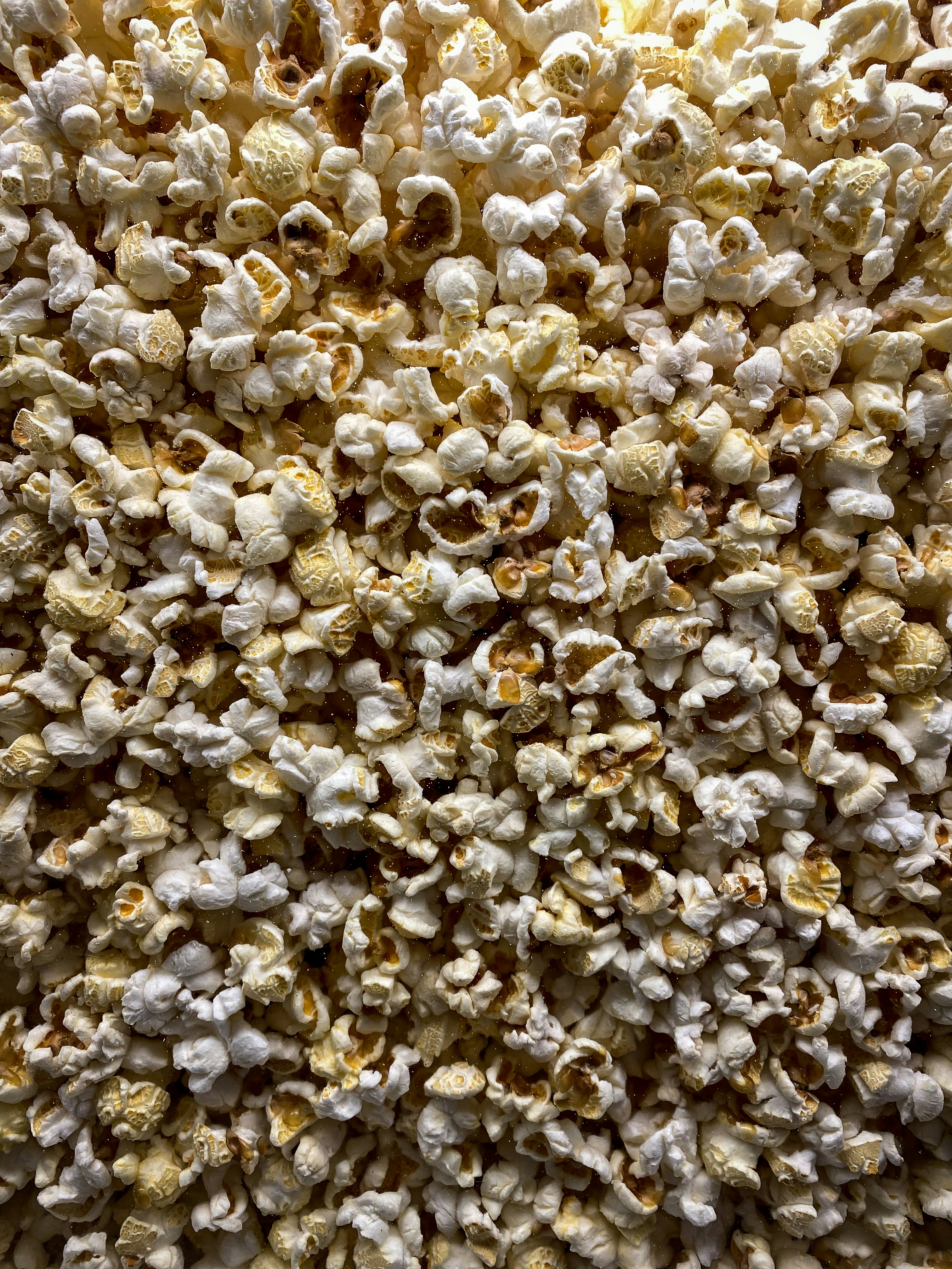 新鮮に割れたポップコーンの山。
