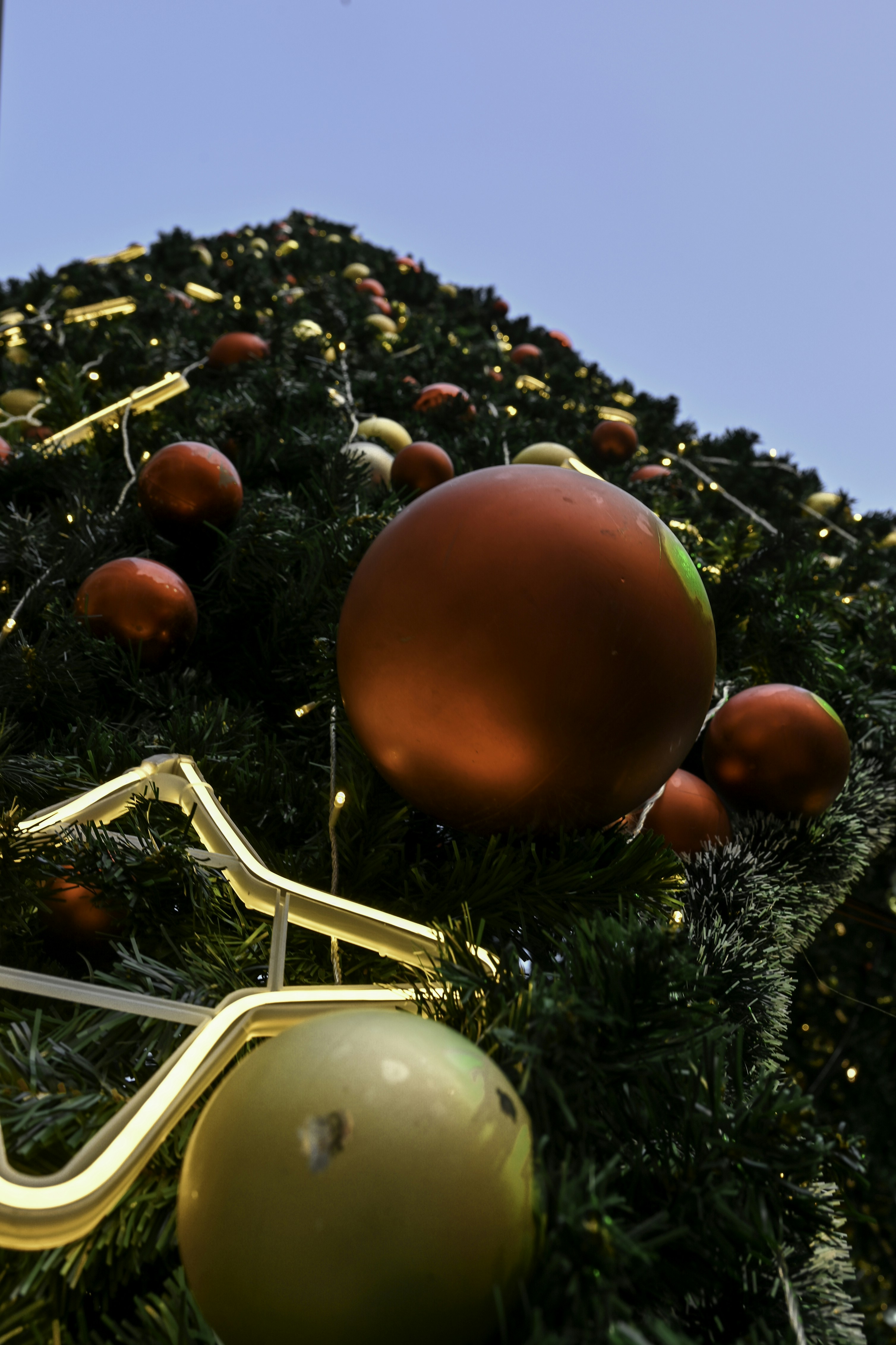 Geschmückter Weihnachtsbaum mit roten und goldenen Ornamenten