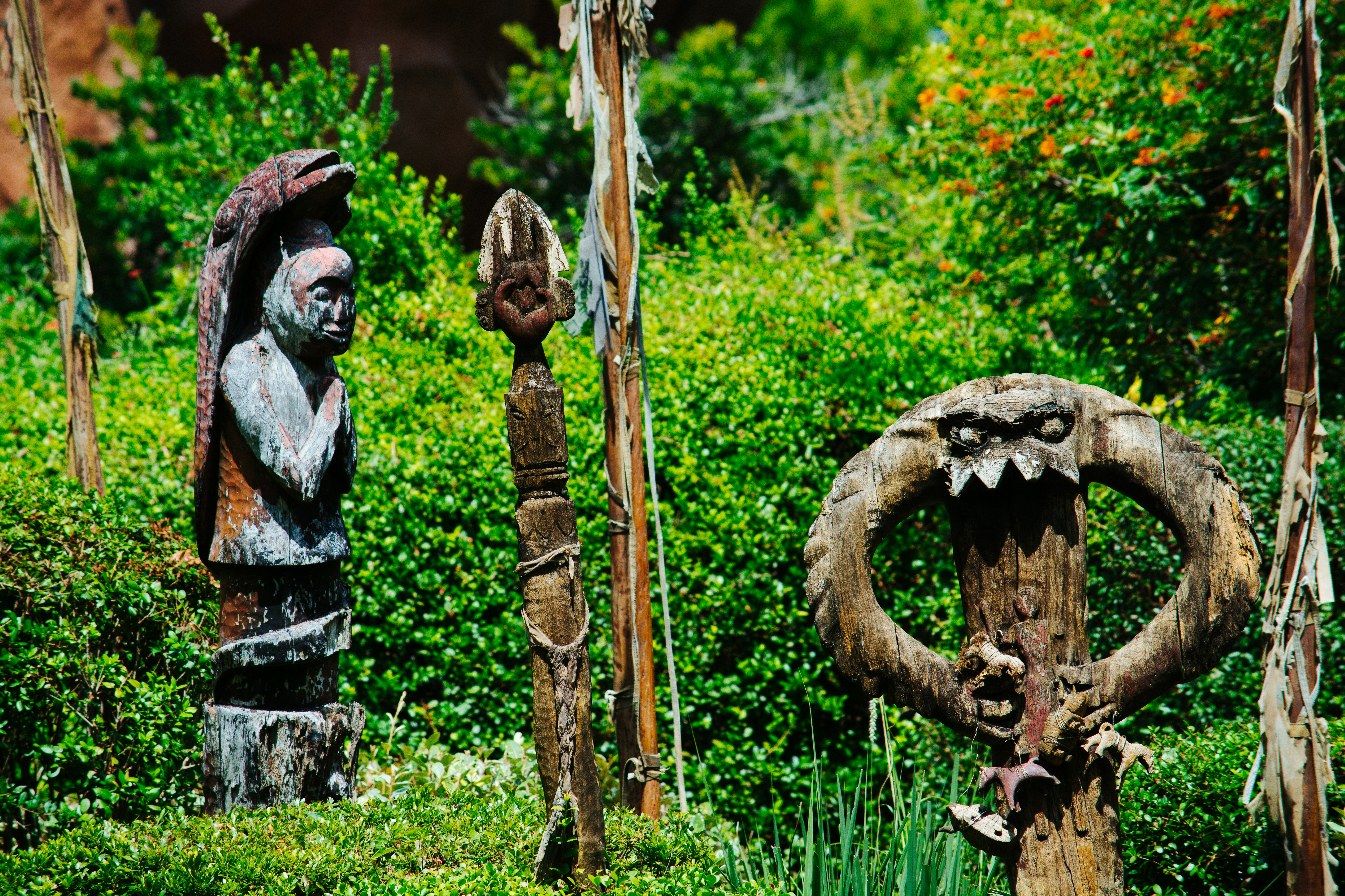 庭園に彫られた三つの木製トーテム