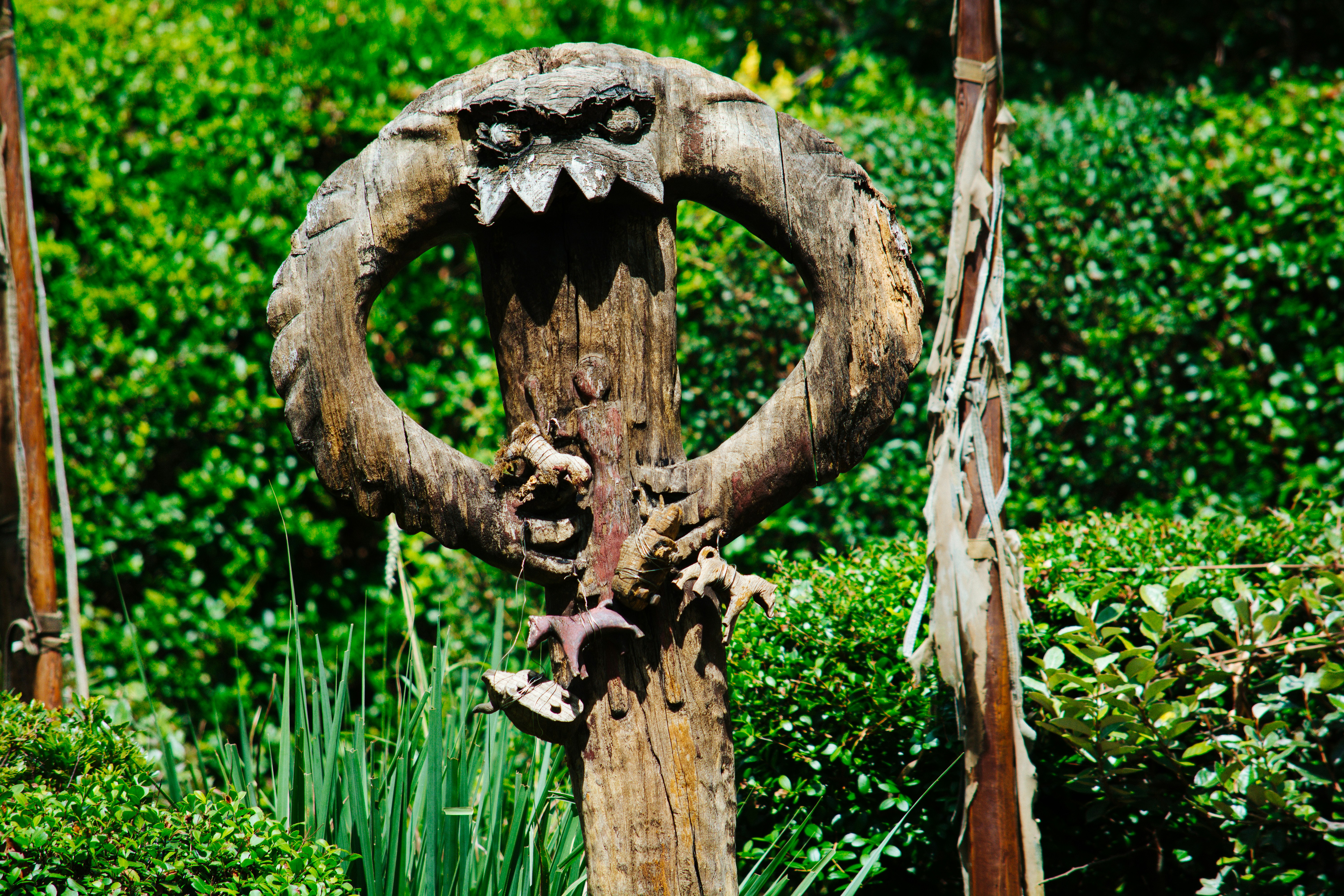 屋外の柱に木製のモンスター彫刻