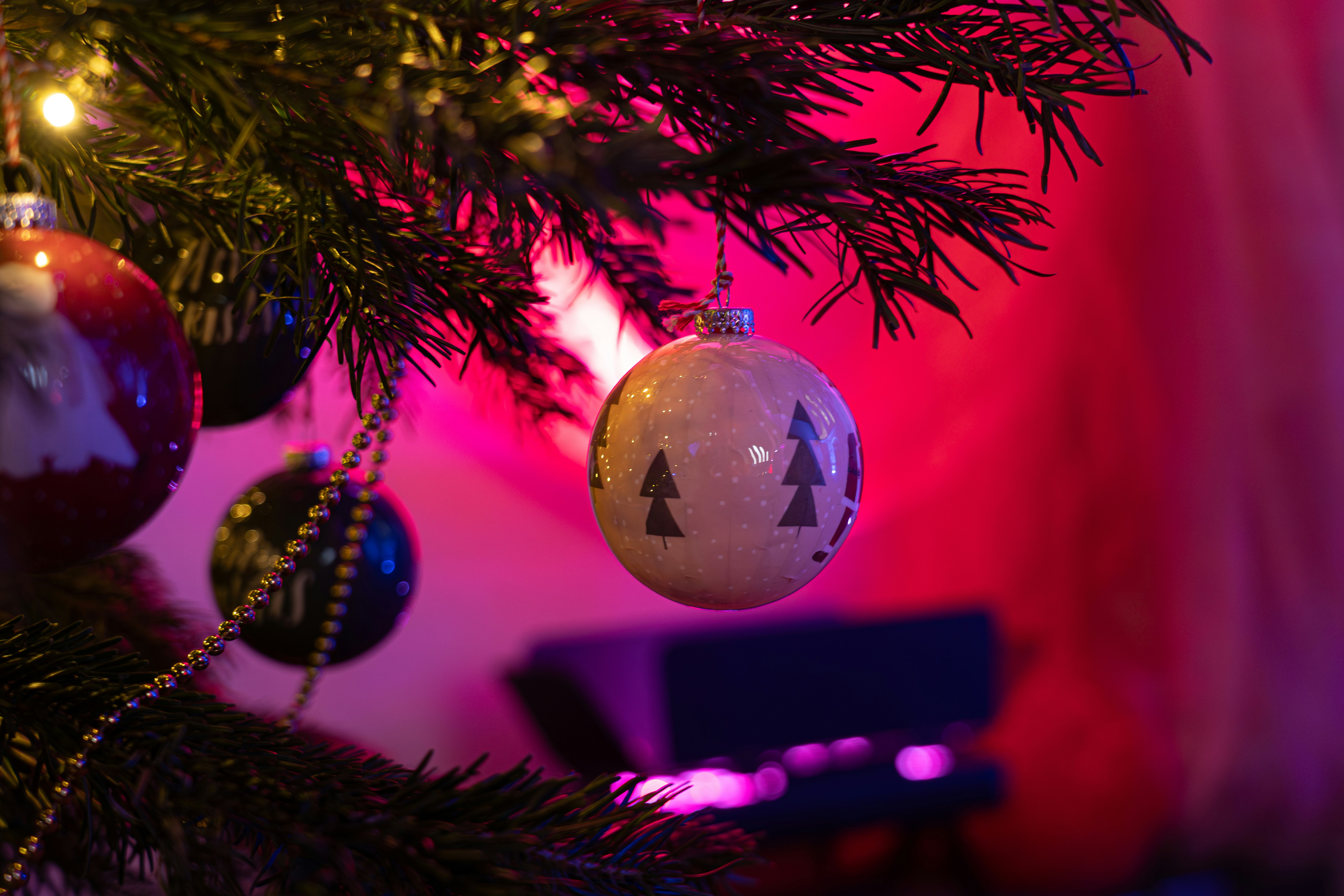 ピンクの照明に彩られた飾り付けされたクリスマスツリーのクローズアップ。の写真 – Unsplashのクリスマスの無料画像, image size:3000x2000
