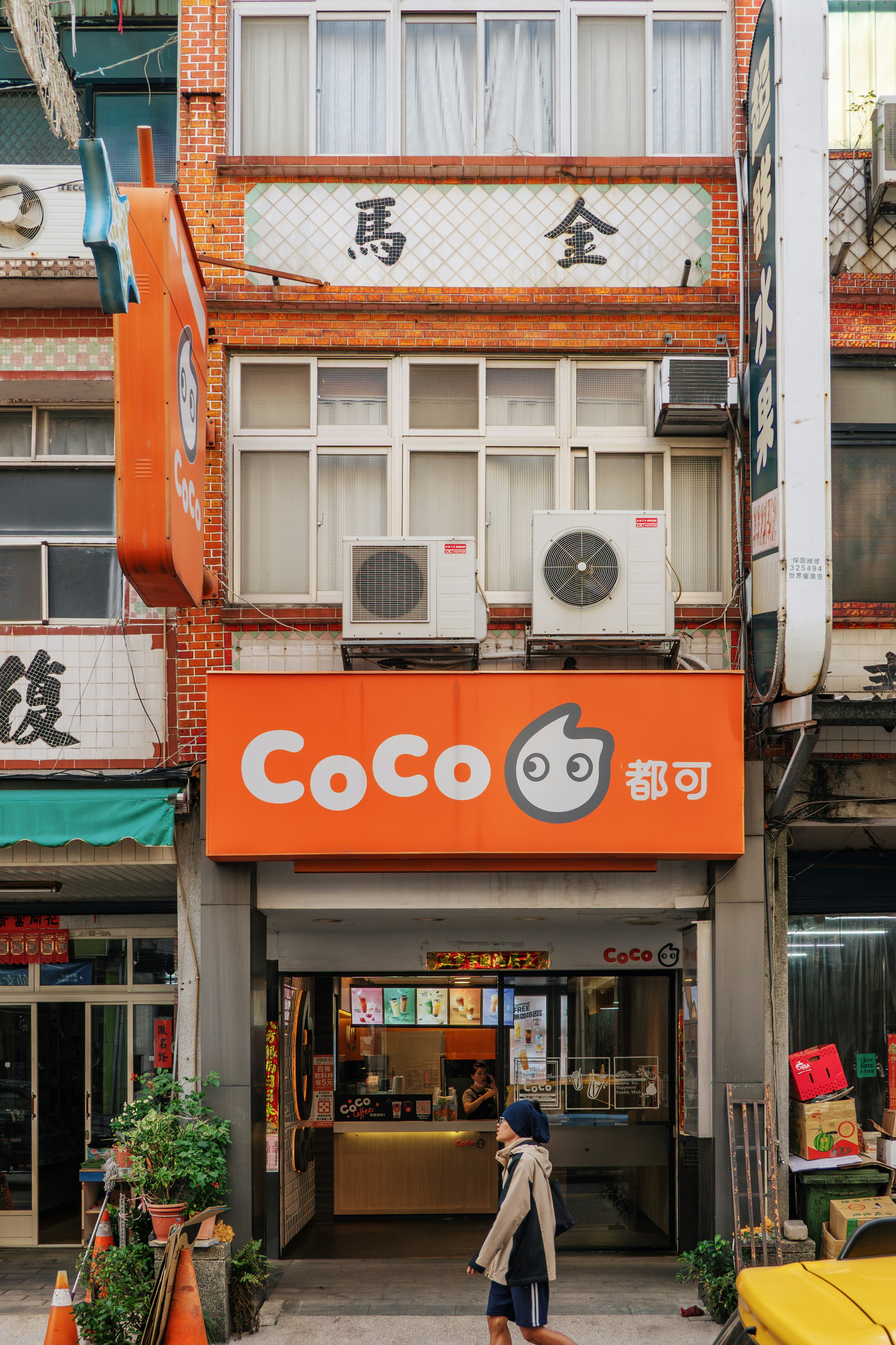 Coco-Bubble-Tee-Laden, an dem eine Person vorbeigeht