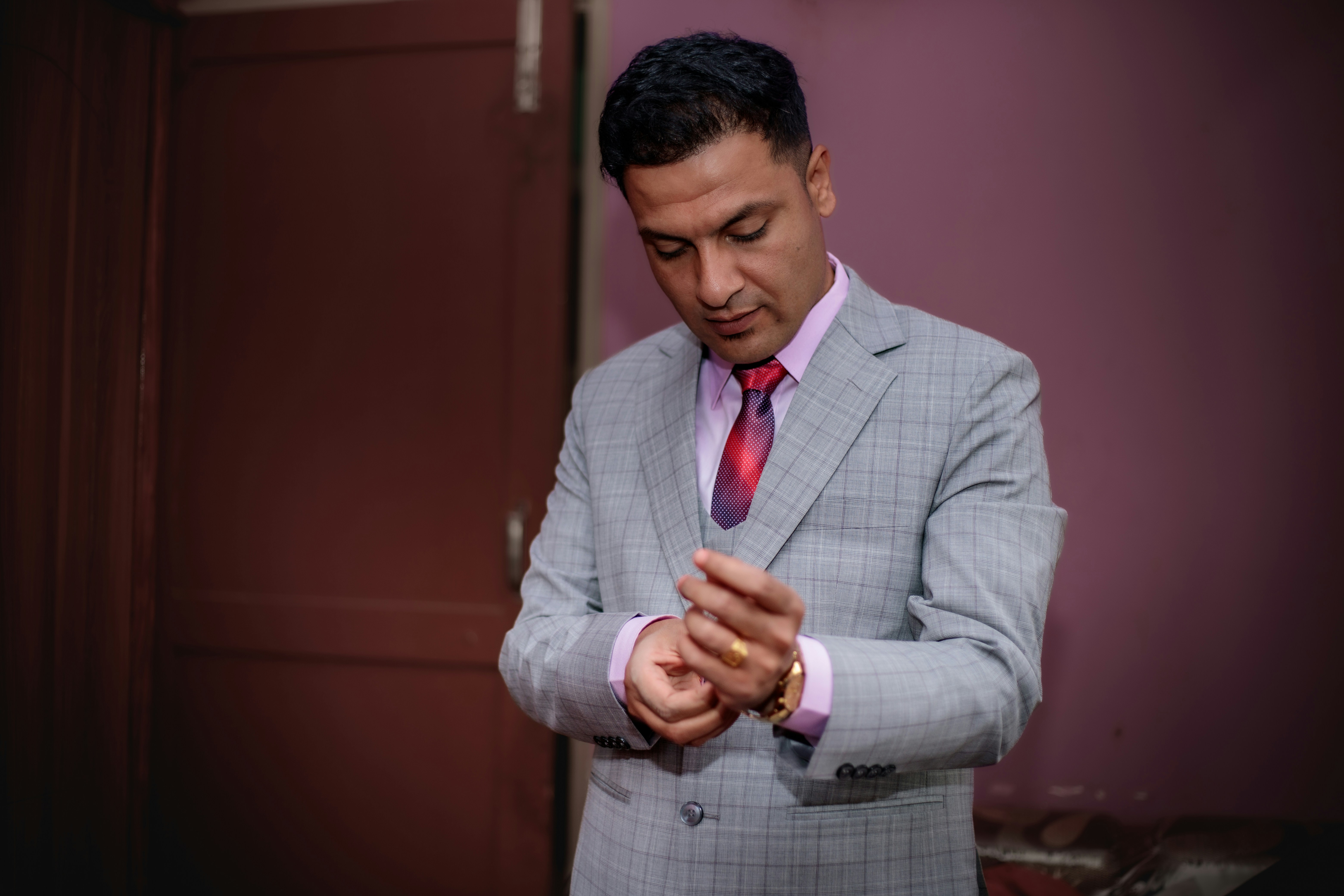 桌上擺放被打叉的申請書與紅色警示標誌，旁邊是一位焦慮的申請人