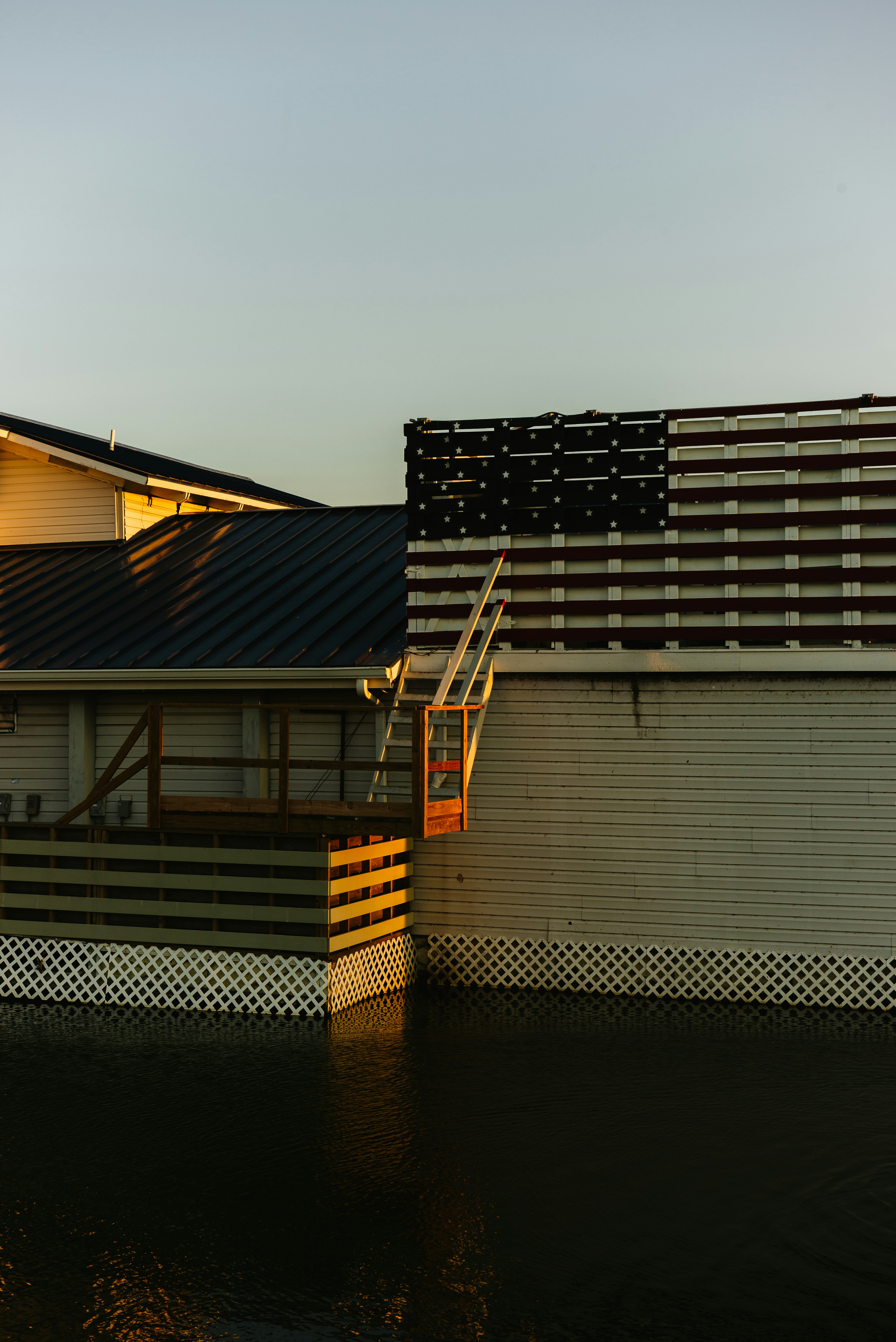 Design der amerikanischen Flagge auf einem überfluteten Gebäude