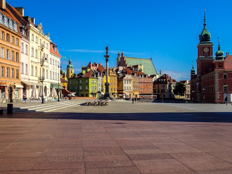 Rynek małego miasta z zabytkową zabudową