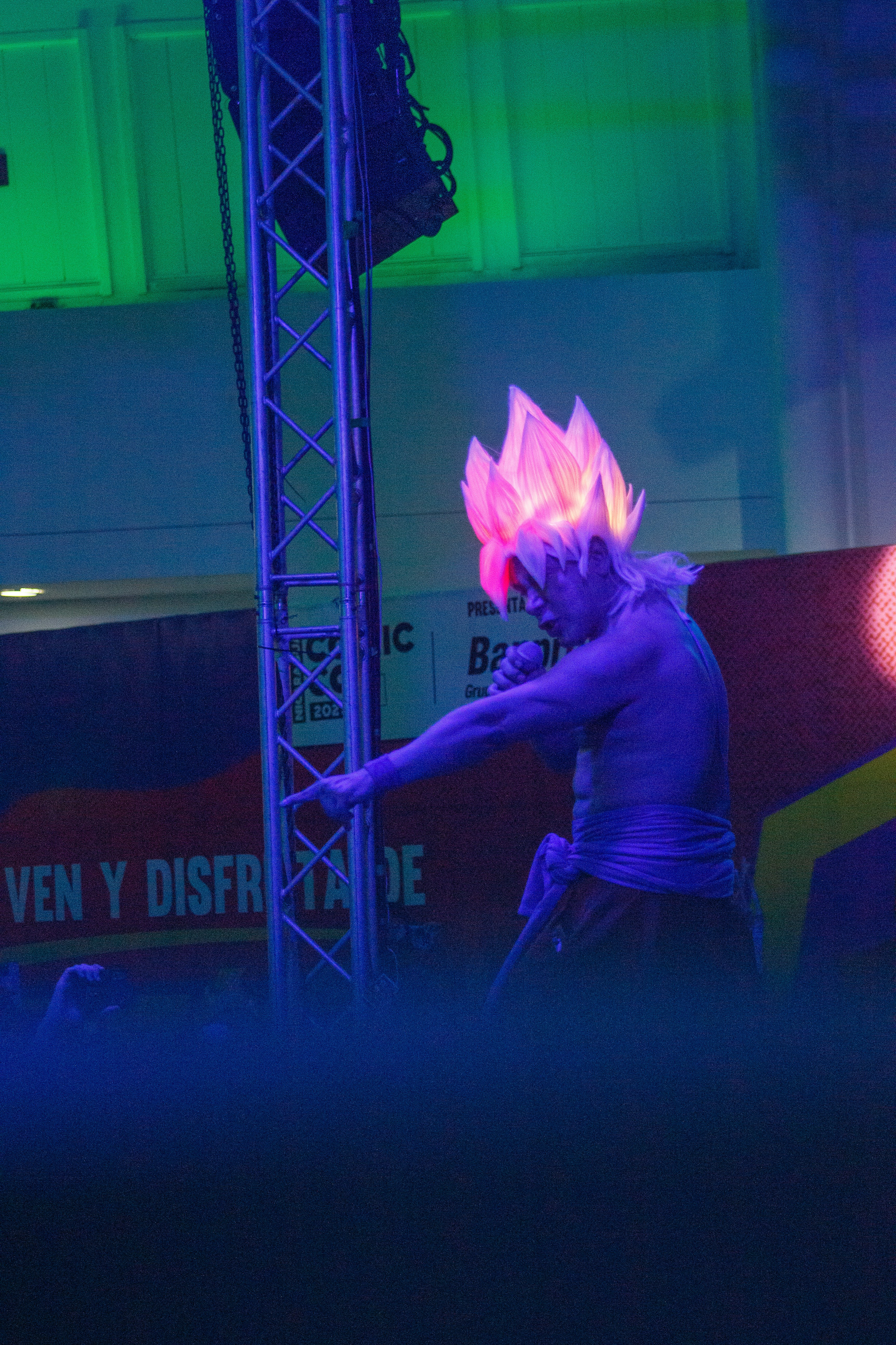 Pria berpakaian goku dengan rambut bercahaya tampil di atas panggung.