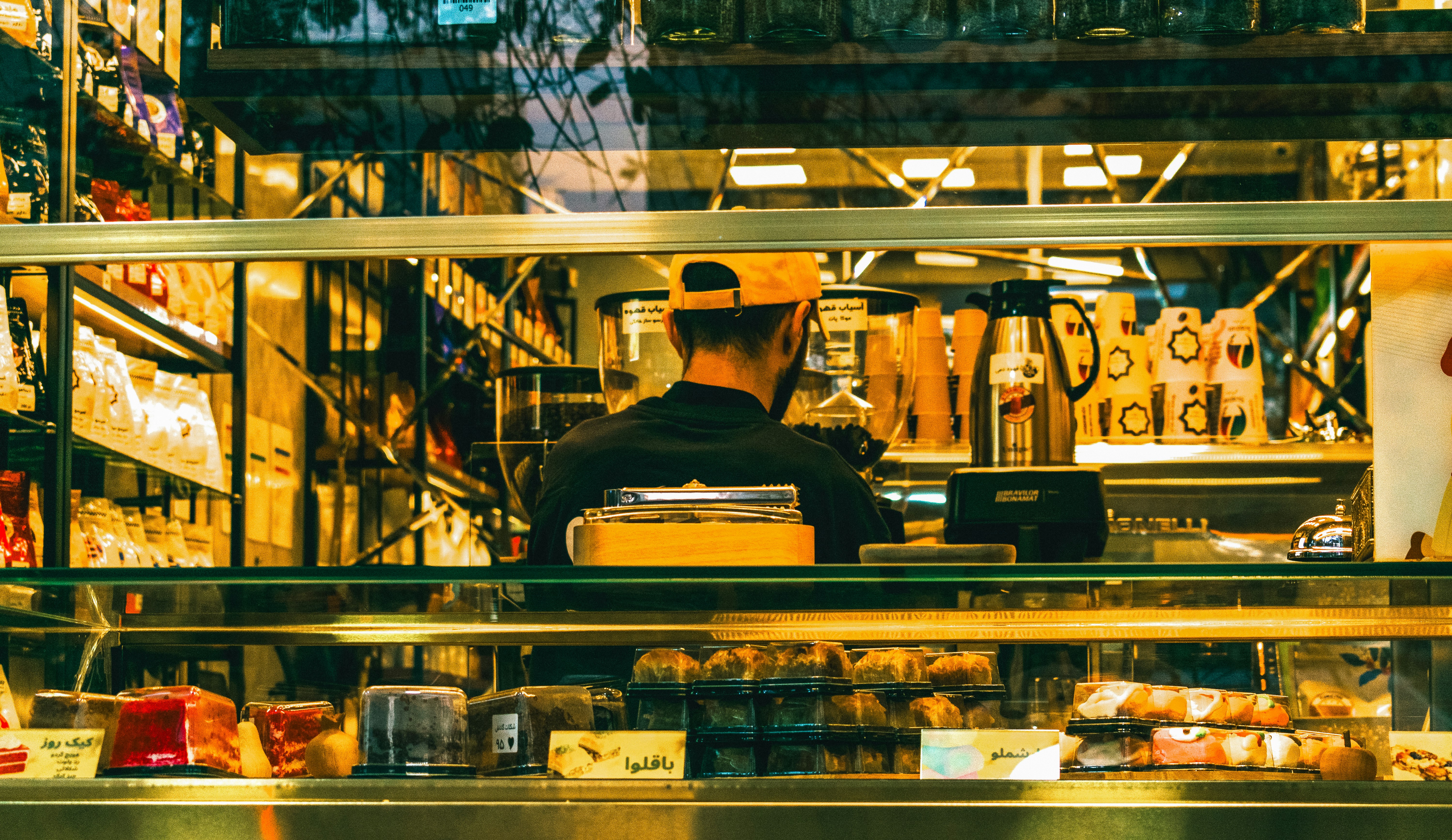 Employé derrière le comptoir dans un café