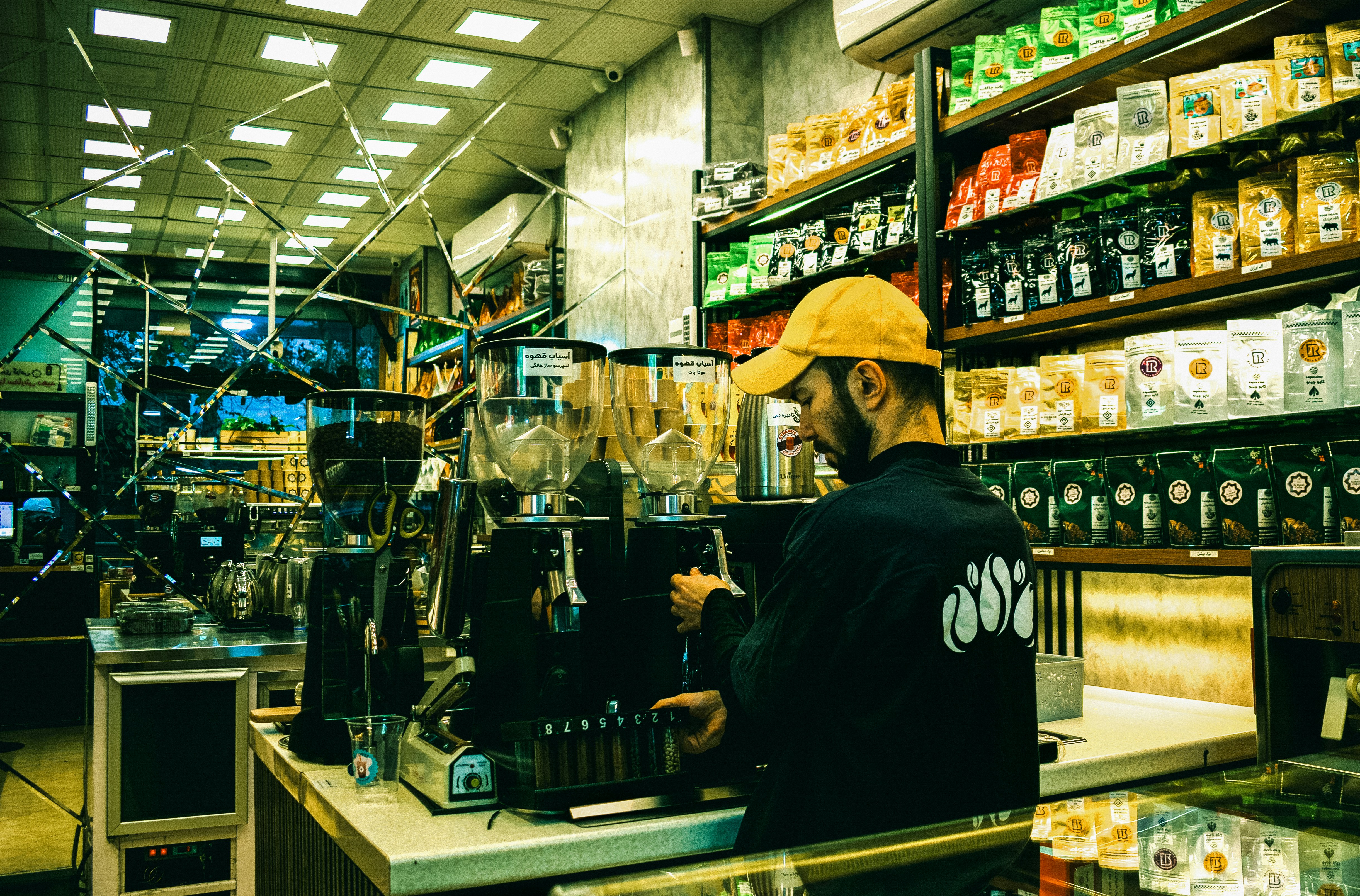 Barista préparant du café derrière le comptoir d’un café.