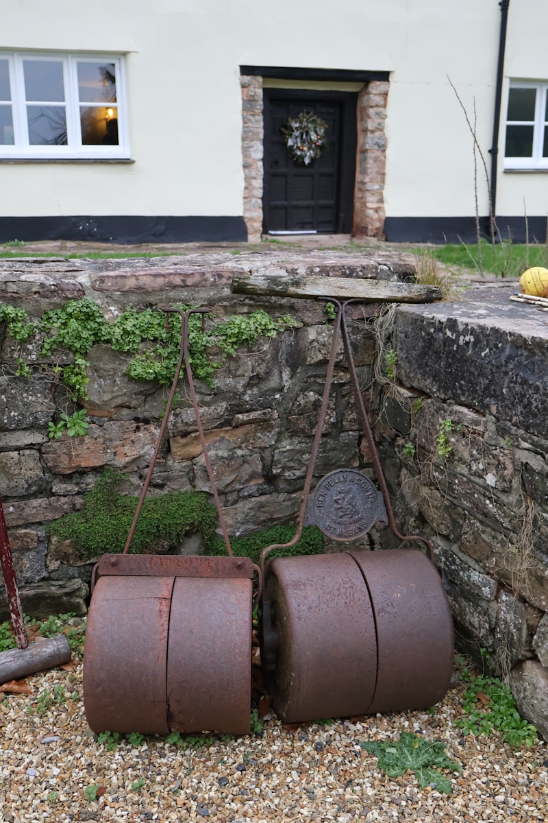 Zwei alte Gartenwalzen im Freien