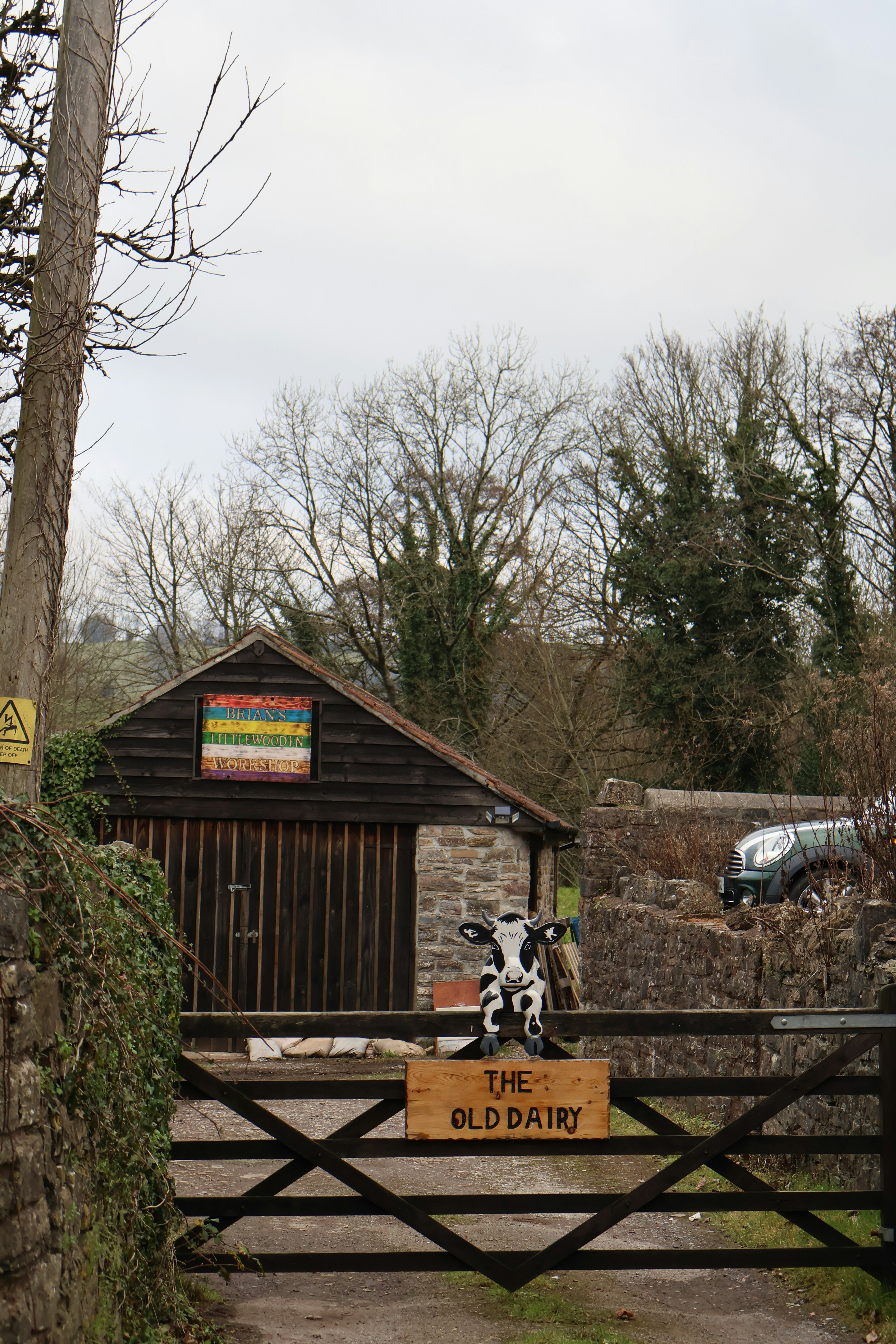 古い酪農場の門に牛の装飾がある。
