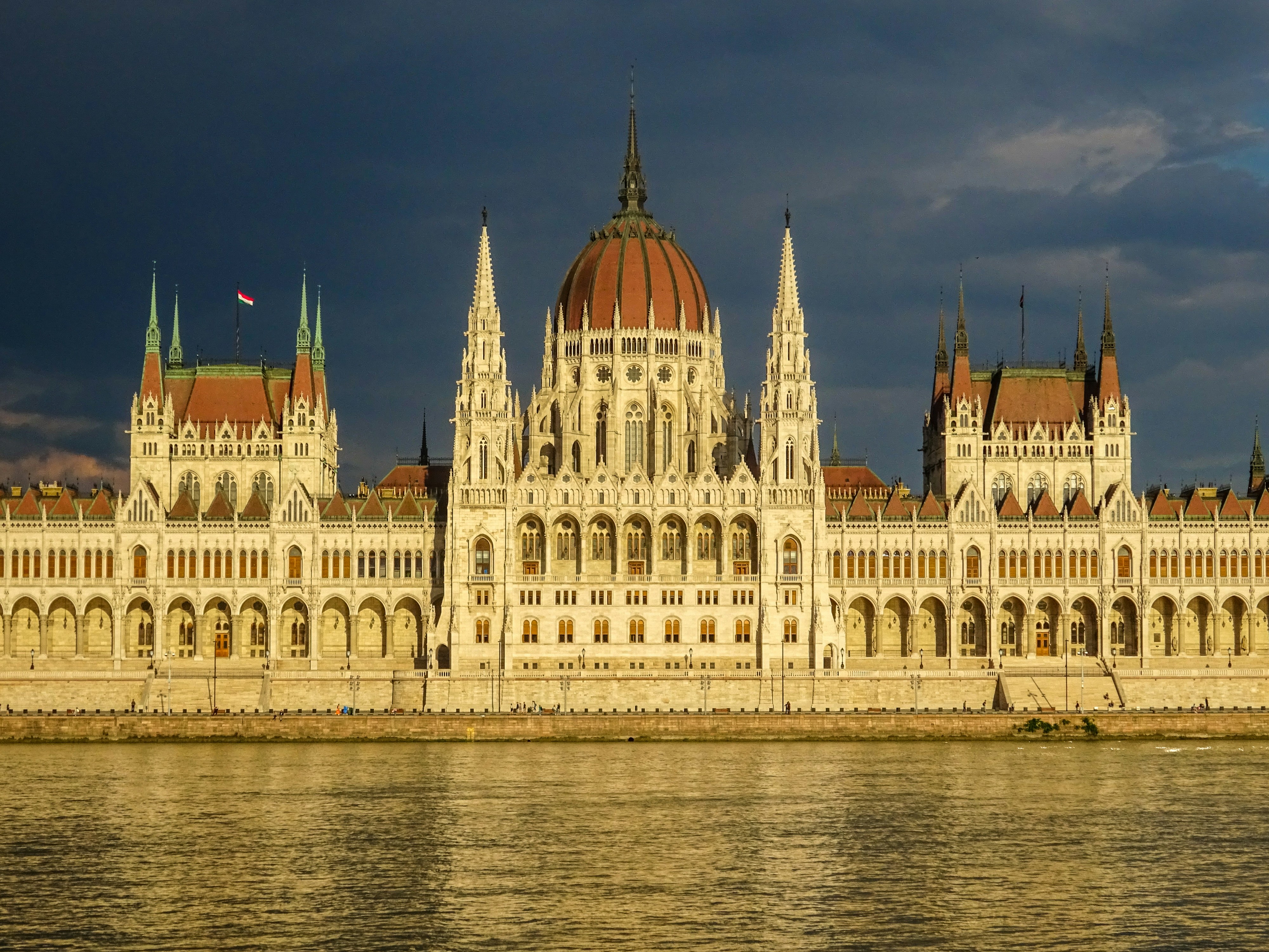 Stay online in the Hungary with a prepaid eSIM from eSIMlii. Instant activation, no roaming charges, and reliable coverage.