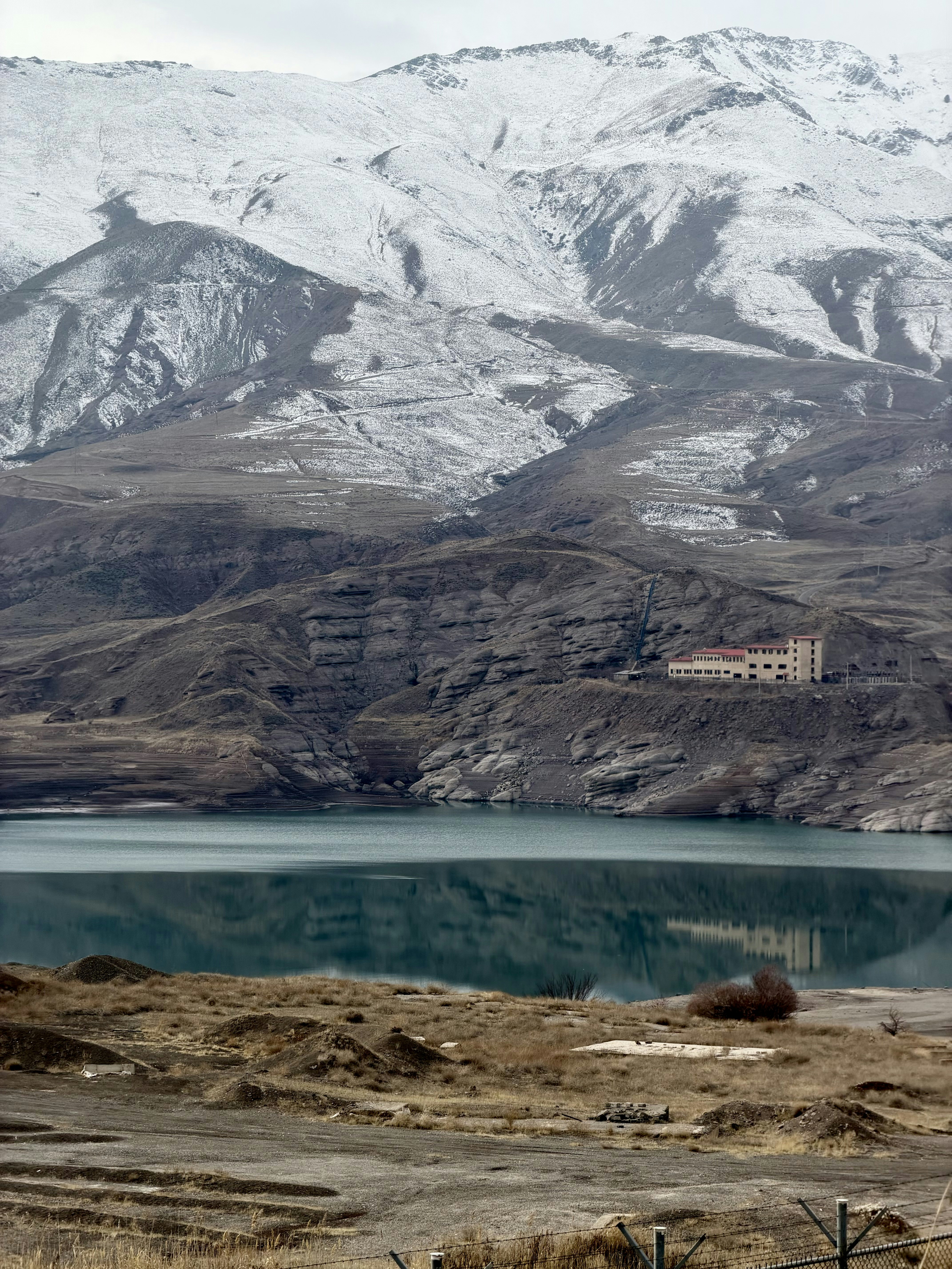 丘の上には湖を見下ろす建物があります。
