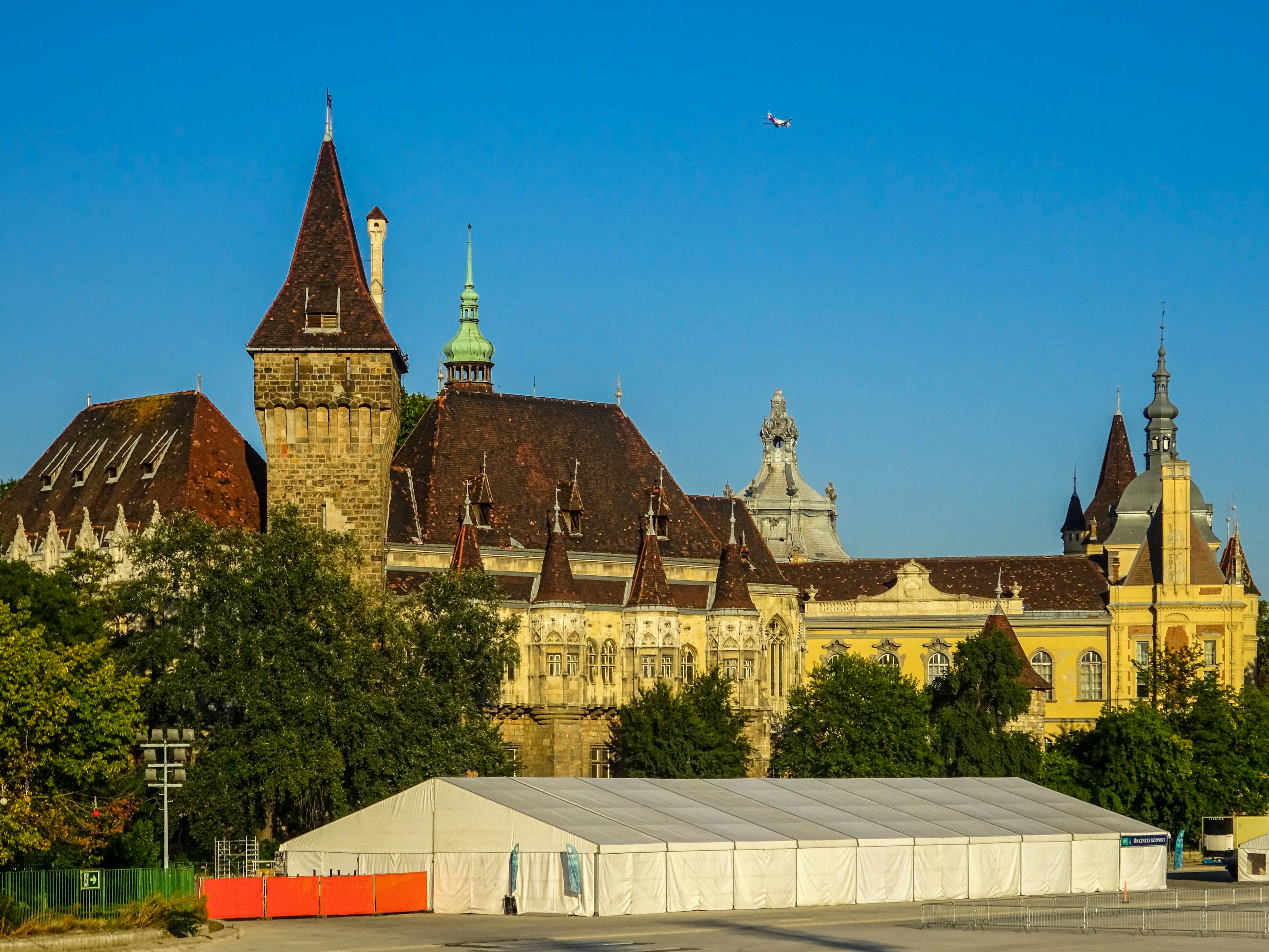 歴史的な城の前に立つ大きな白いテント。
