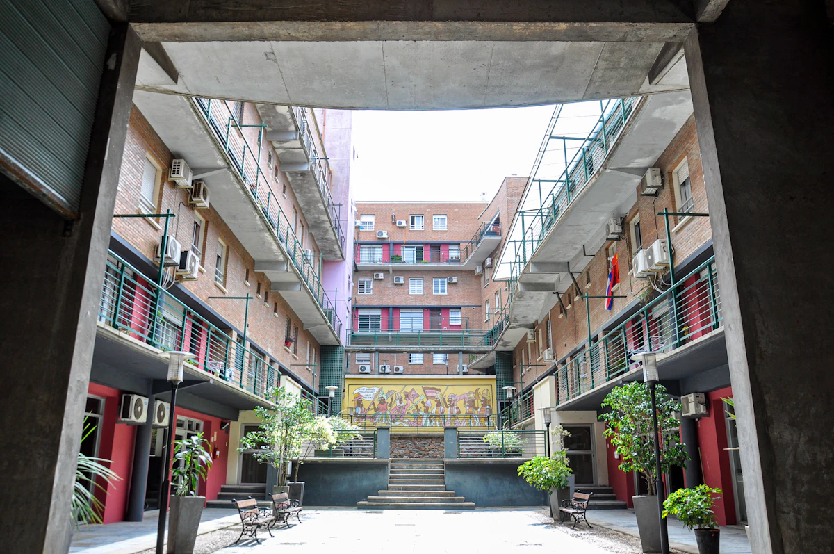 Halaman tengah gedung dengan balkon dan tanaman