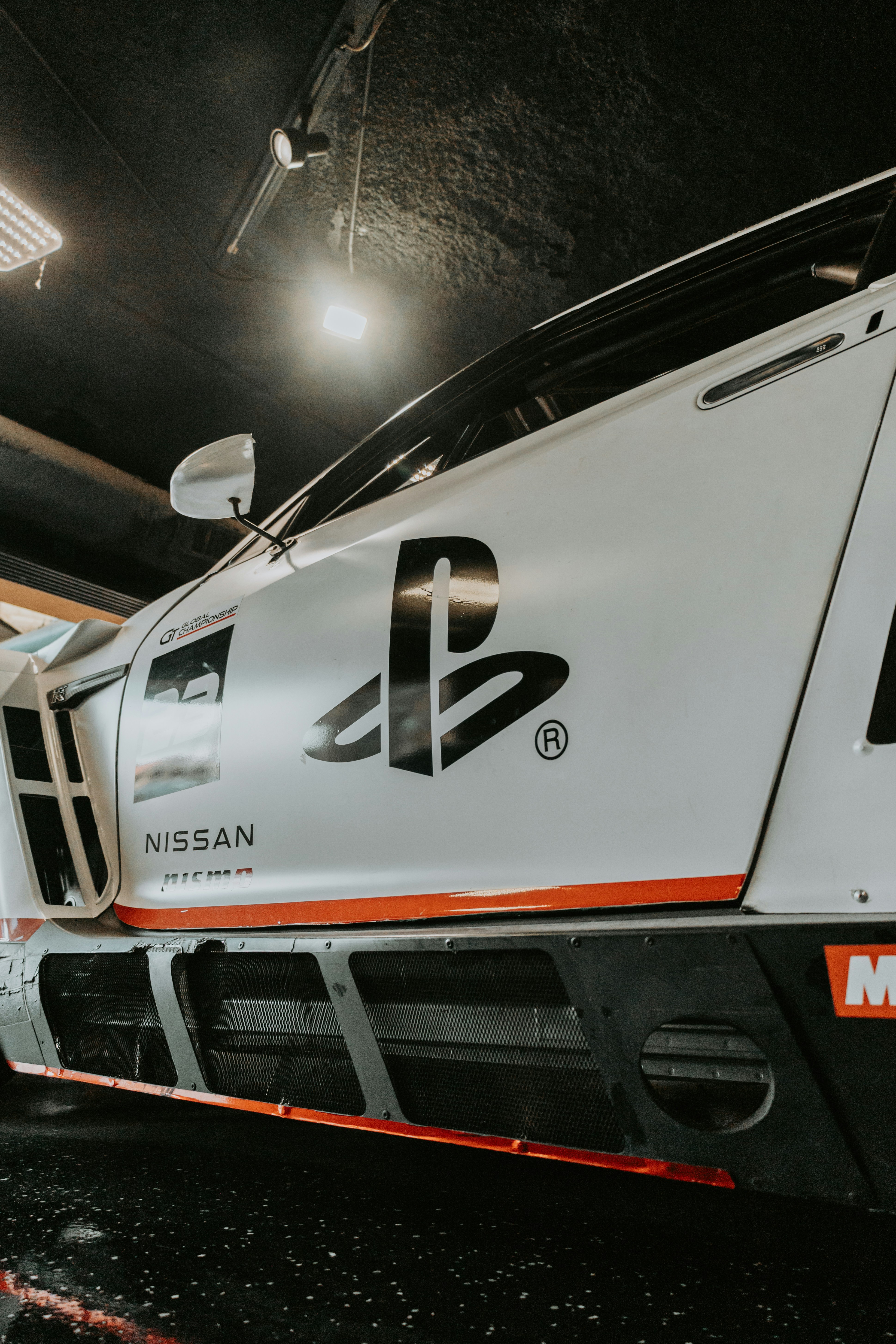 Weißer Rennwagen mit Playstation- und Nissan-Logos