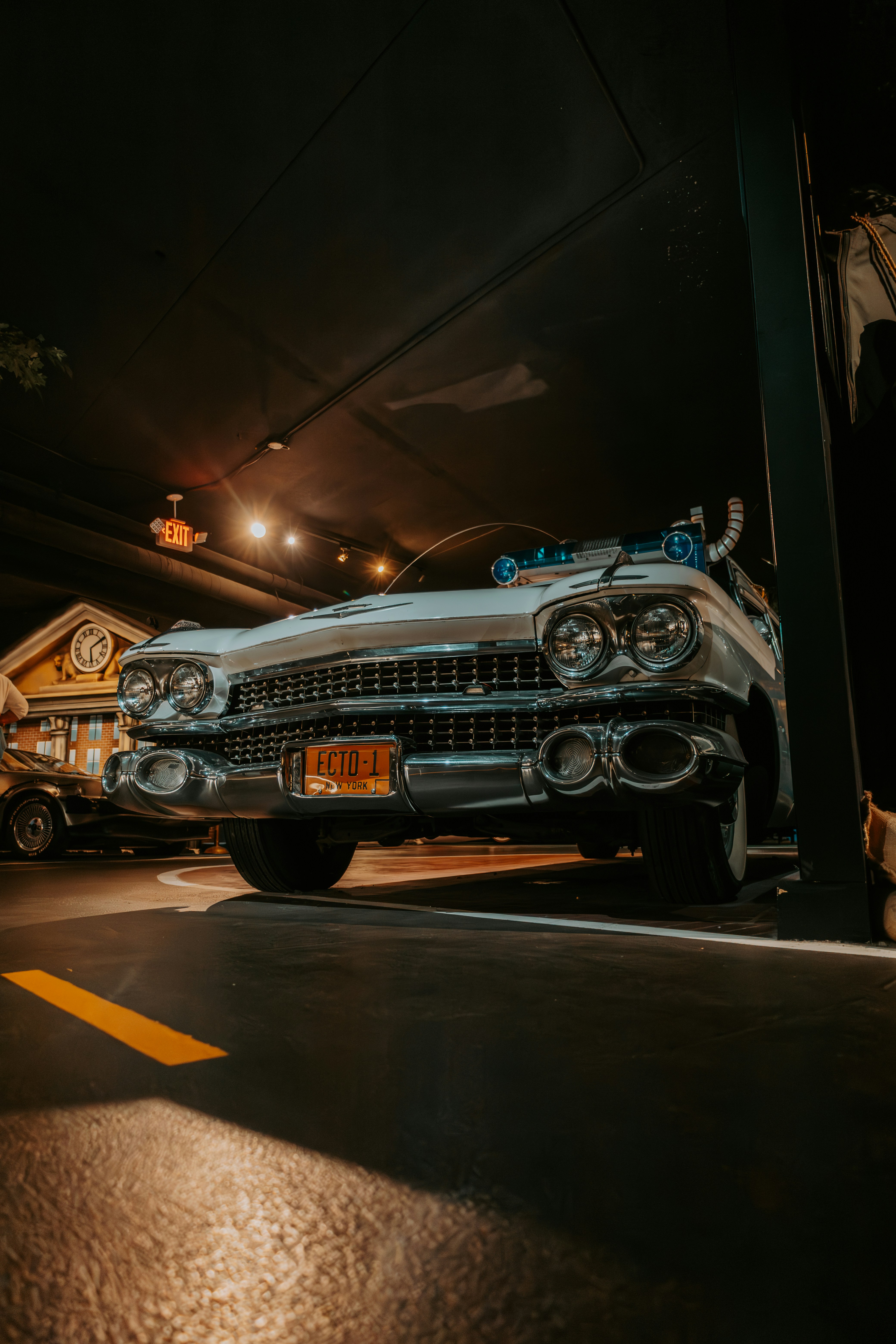 Ein klassischer weißer Cadillac ausgestellt.