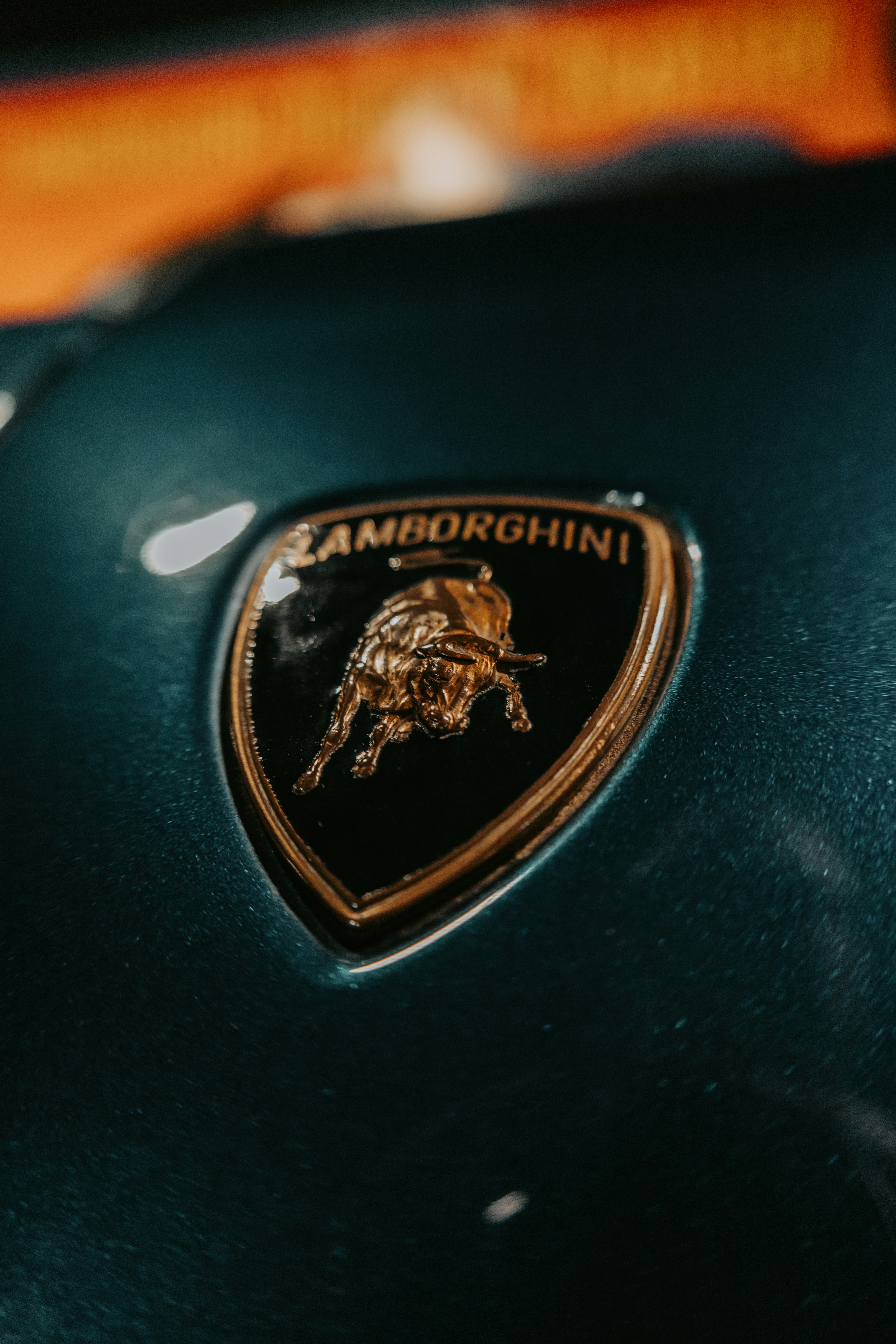 Lamborghini-Emblem auf einem türkisfarbenen Auto