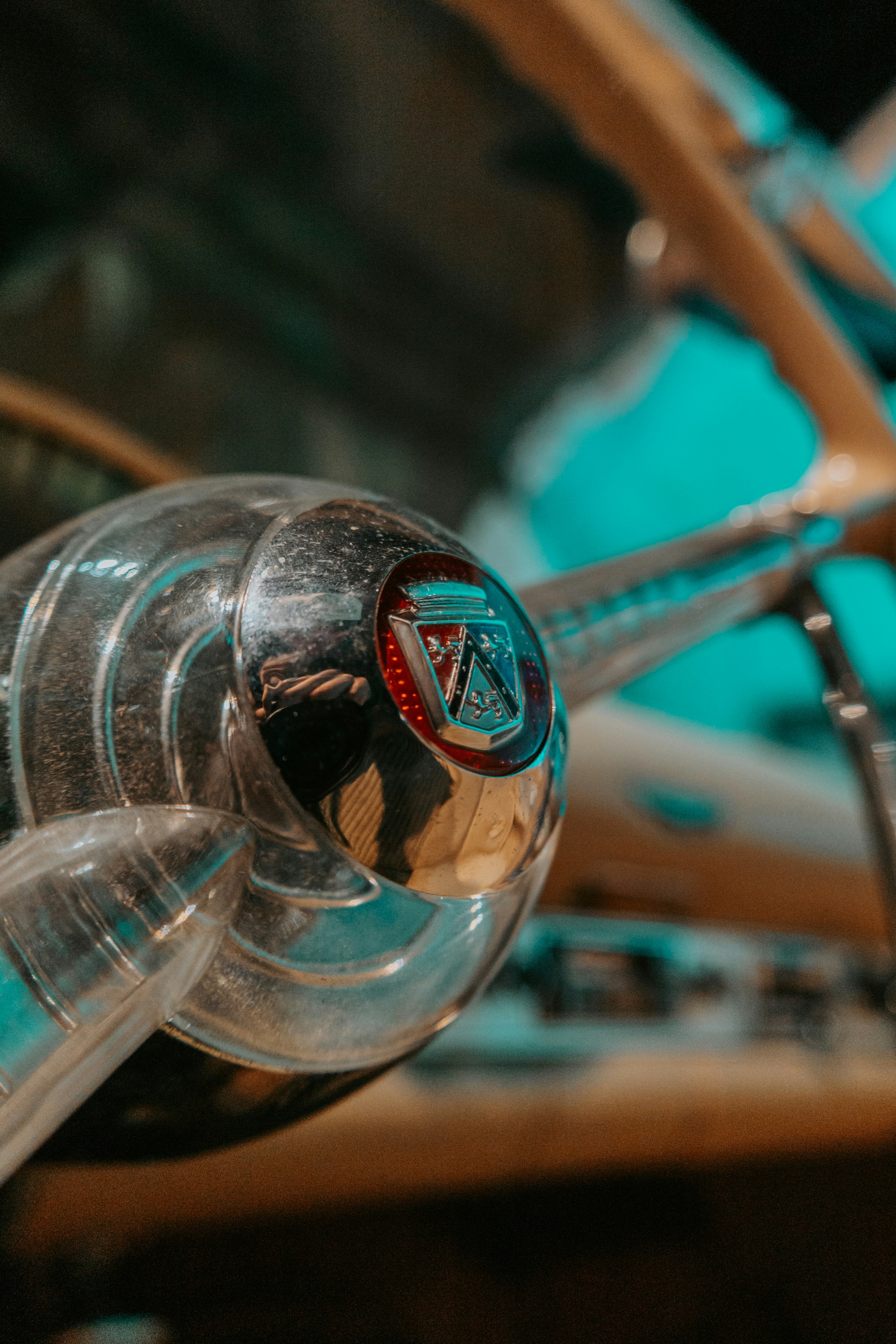 Nahaufnahme des Chromemblems eines Oldtimers.