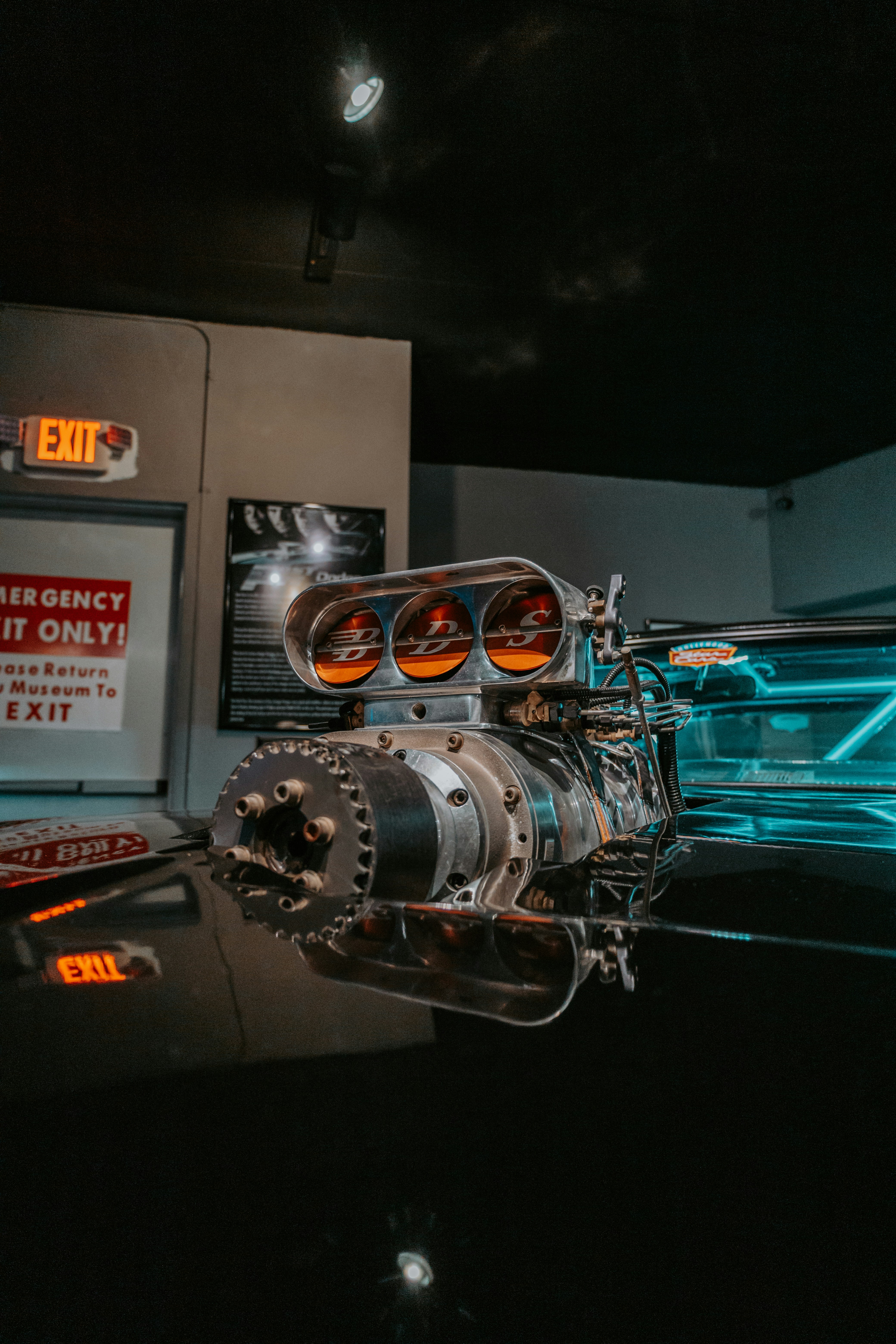 Leistungsstarker Automotor mit drei ausgestellten Vergasern