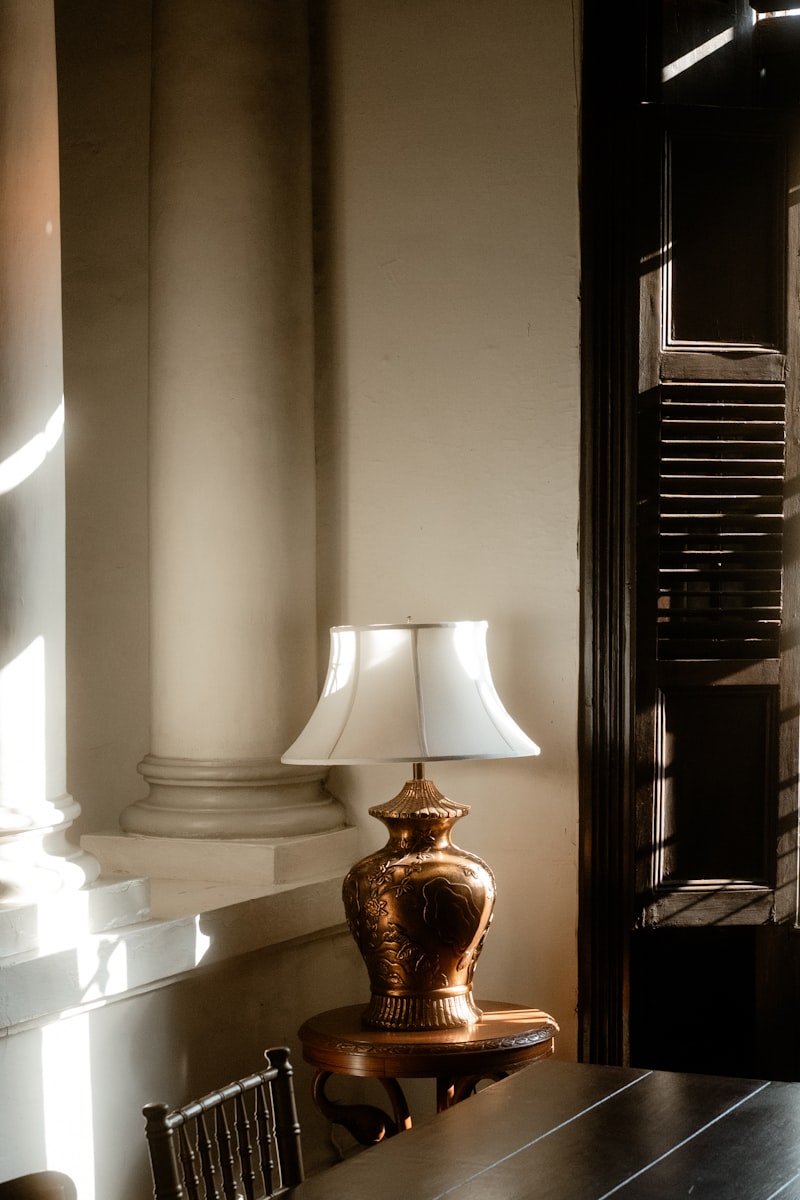 Klasická lampa na stole v teplém světle