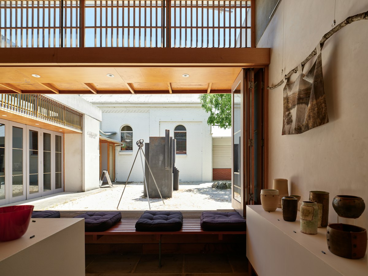Pátio Interno: Como o Claustro Contemporâneo Está Trazendo Luz Natural para o Centro da Casa