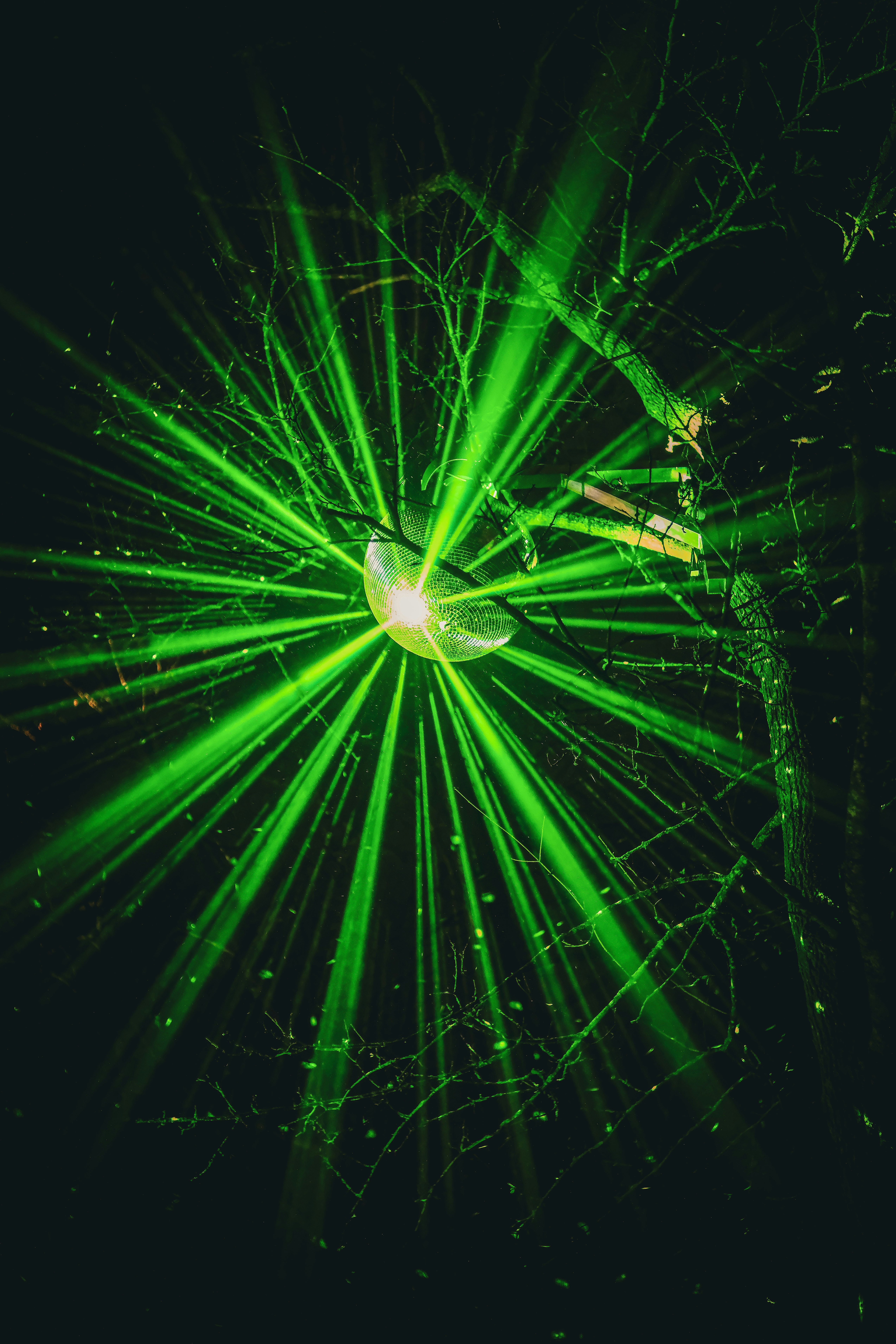 Luci laser verdi irradiate da un punto centrale